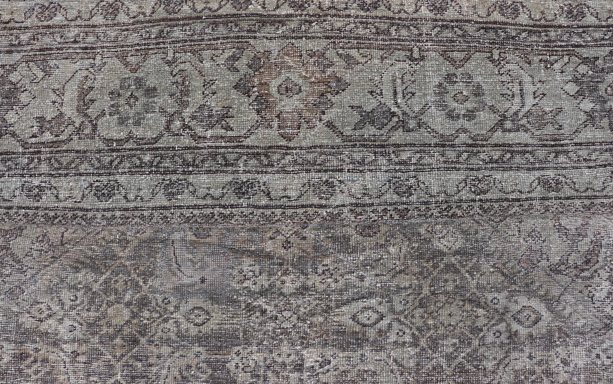 Tappeto persiano antico Sultanabad Rugs color crema, grigio e marrone con disegni floreali in vendita 2