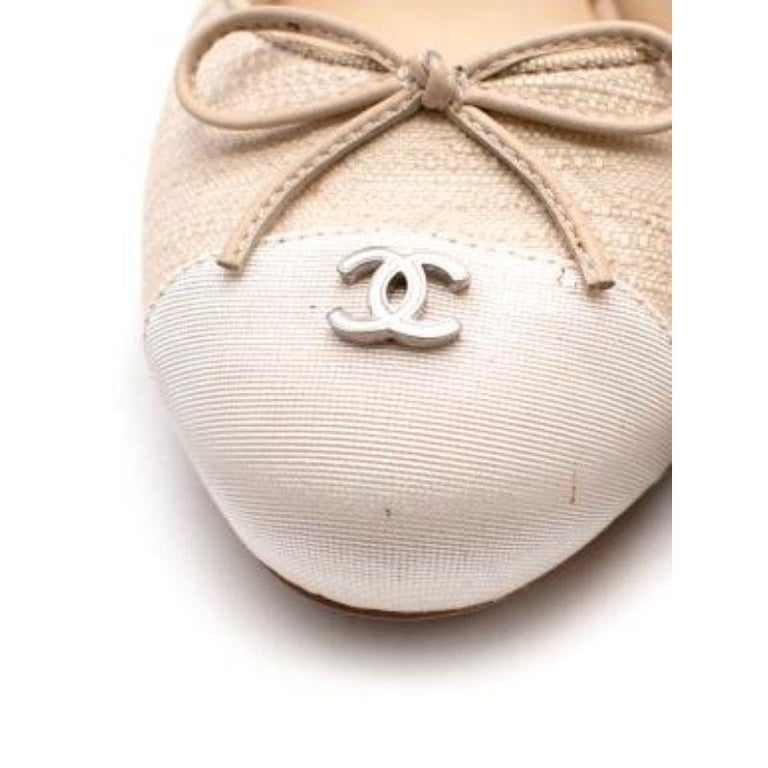 Cream textured canvas and grosgrain slingback heeled pumps For Sale at