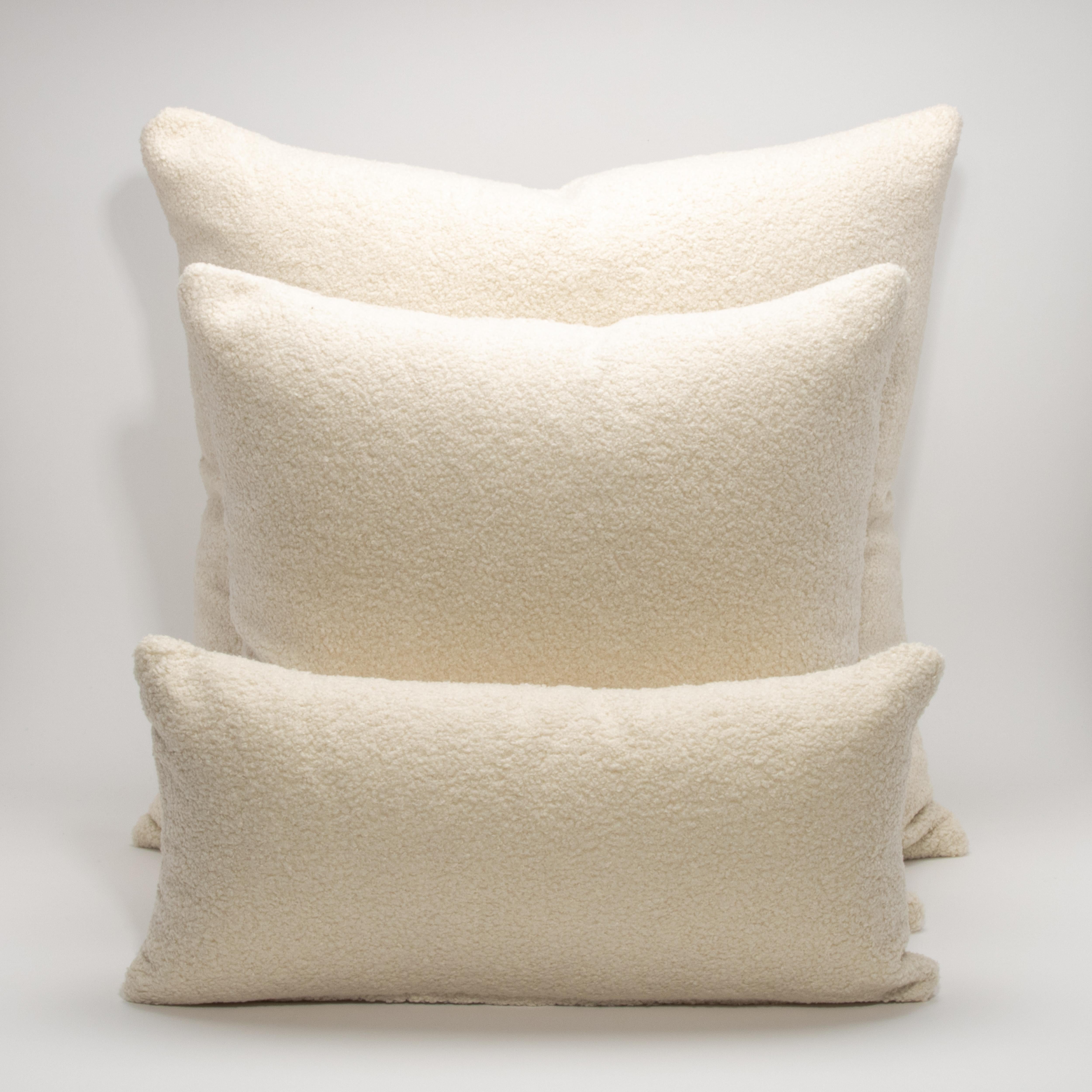 Fatto a mano Cuscino Euro con texture crema di MOGUL in vendita
