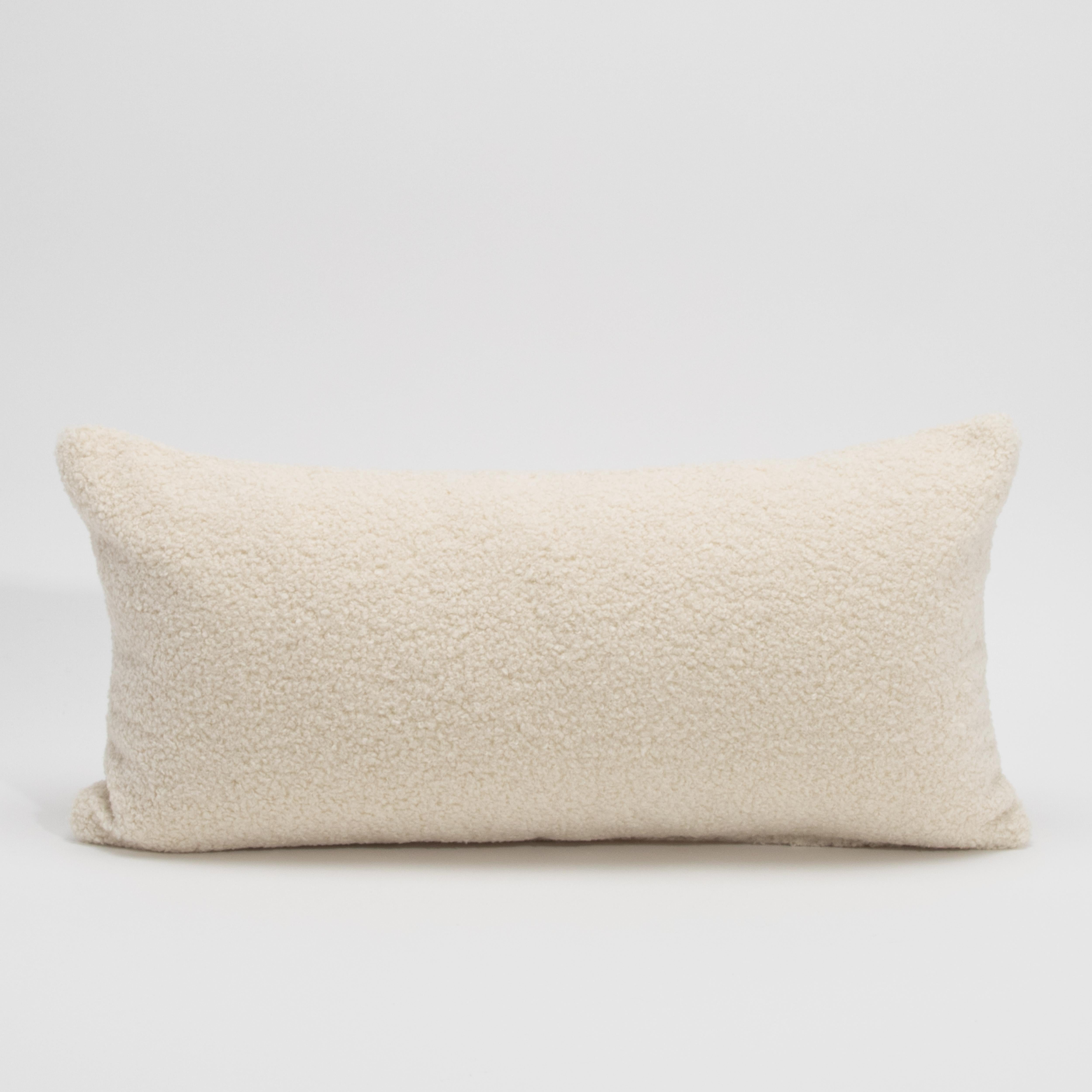 Aggiungi un tocco di accogliente eleganza al tuo spazio con questo cuscino a forma di rene, realizzato in morbido tessuto bouclé. La silhouette allungata offre comfort e raffinatezza, rendendola perfetta per divani, poltrone o letti. Avvolto in una
