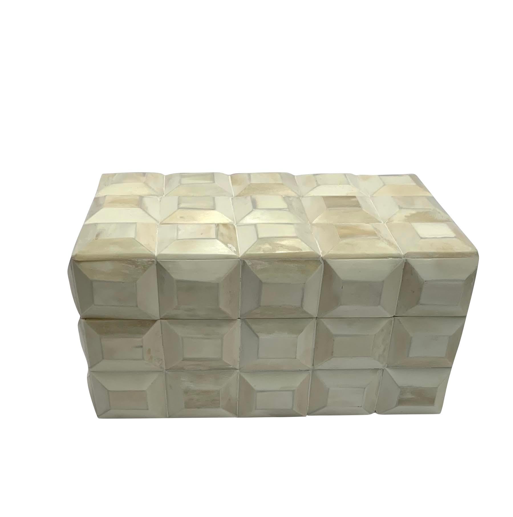 Boîte indienne contemporaine en os de couleur crème au design tridimensionnel.
Fait partie d'une grande collection de boîtes et de plateaux en os.