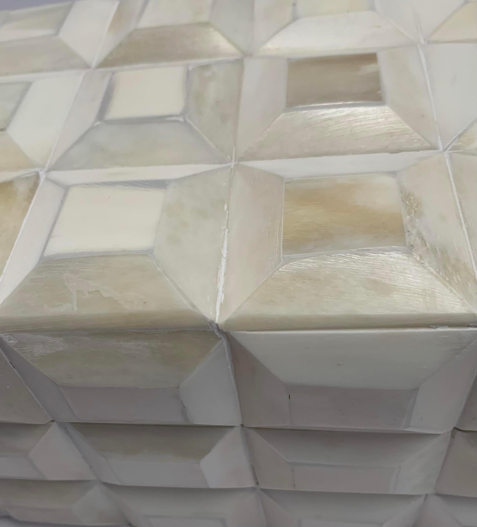 Boîte à os à couvercle décoratif tridimensionnel de couleur crème, Inde, contemporain Neuf - En vente à New York, NY