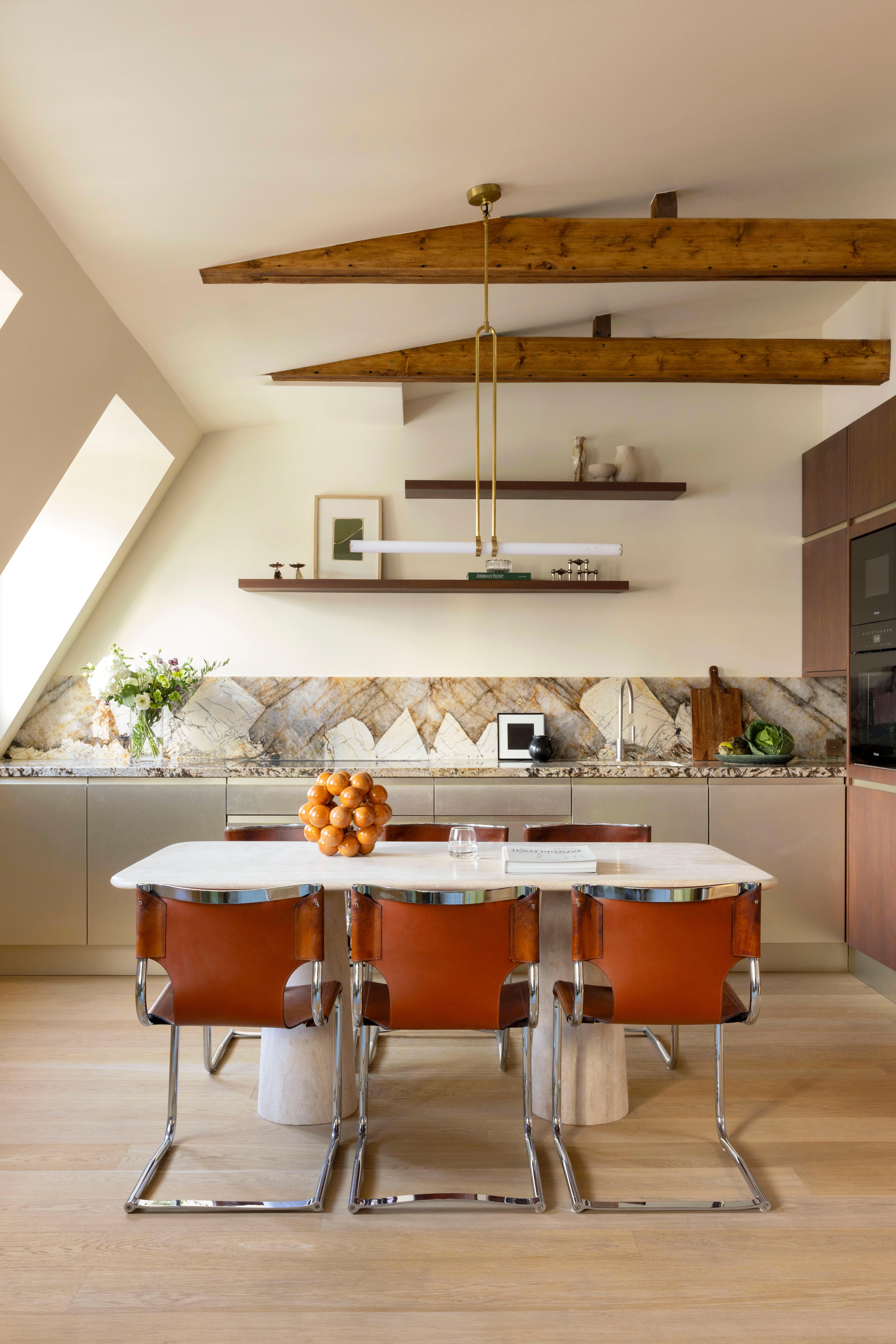Mid-Century moderno Tavolo da pranzo rettangolare in travertino crema, nello stile di Angelo Mangiarotti del 1970 in vendita