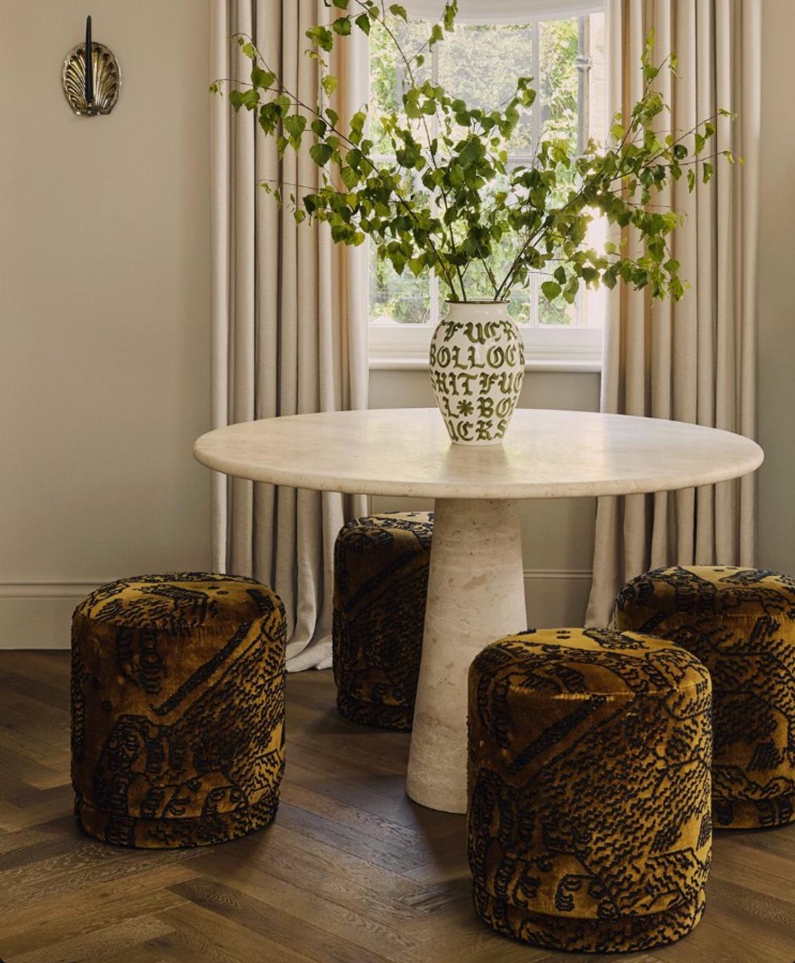 Cette table minimaliste est fabriquée en travertin massif et présente un plateau circulaire qui s'équilibre parfaitement et en toute sécurité avec son propre poids. 

Inspiré des pièces vintage d'Angelo Mangiarotti, le pied en colonne donne à cette