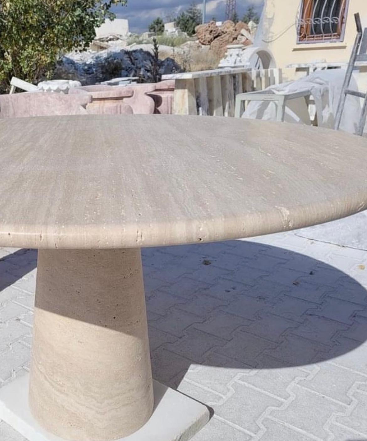 Cream Travertine Round Dining Table, in the Style of 1970 Angelo Mangiarotti In New Condition For Sale In AMSTERDAM, NL