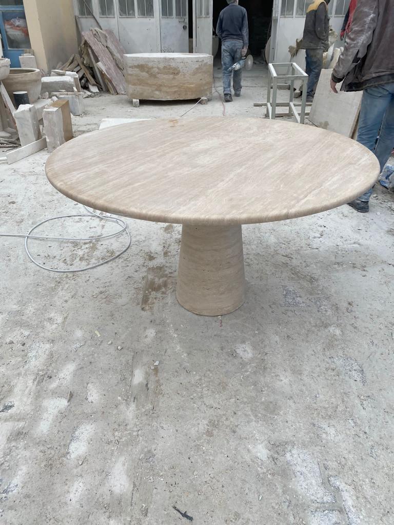 Unknown Cream Travertine Round Dining Table, in the Style of 1970 Angelo Mangiarotti For Sale