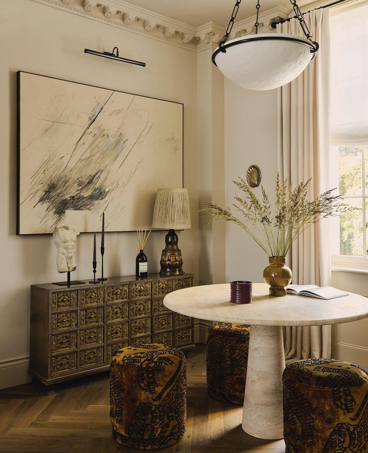 Cette table minimaliste est fabriquée à partir de travertin massif perlé, avec un plateau circulaire qui s'équilibre parfaitement et en toute sécurité avec son propre poids. 

Inspiré des pièces vintage d'Angelo Mangiarotti, le pied en colonne donne