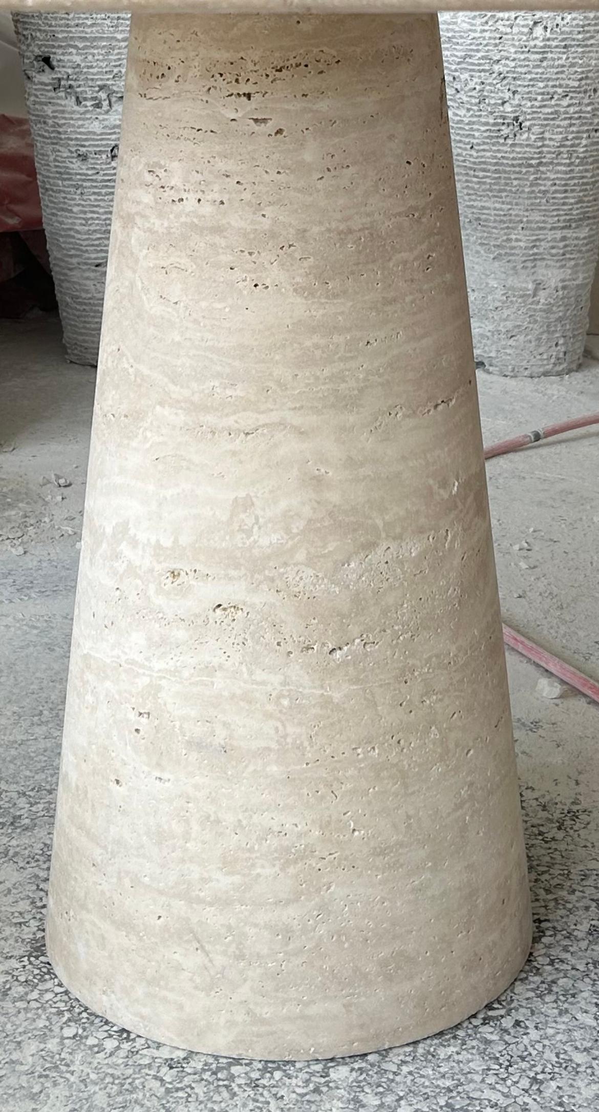 Contemporary Cream Travertine Round Dining Table, in the Style of 1970 Angelo Mangiarotti For Sale