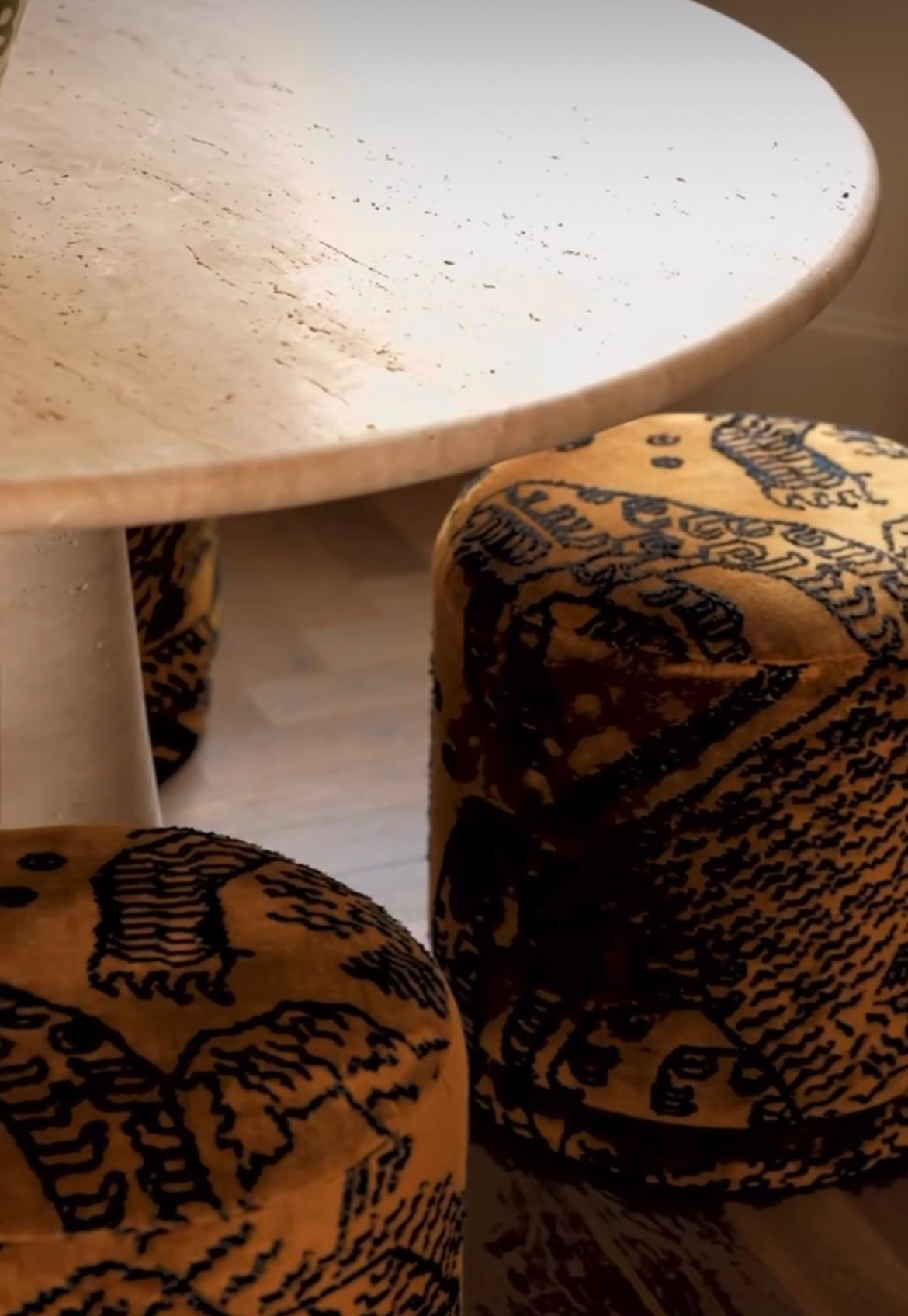 Table de salle à manger ronde en travertin crème, dans le style de 1970  Angelo Mangiarotti Neuf - En vente à AMSTERDAM, NL