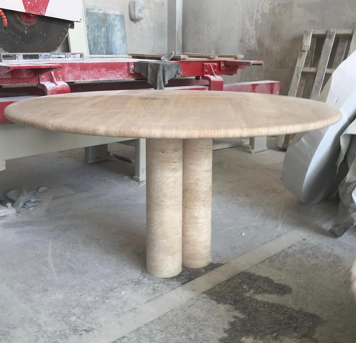 Unknown Cream Travertine Round Dining Table, in the style of 1970 Mario Bellini For Sale