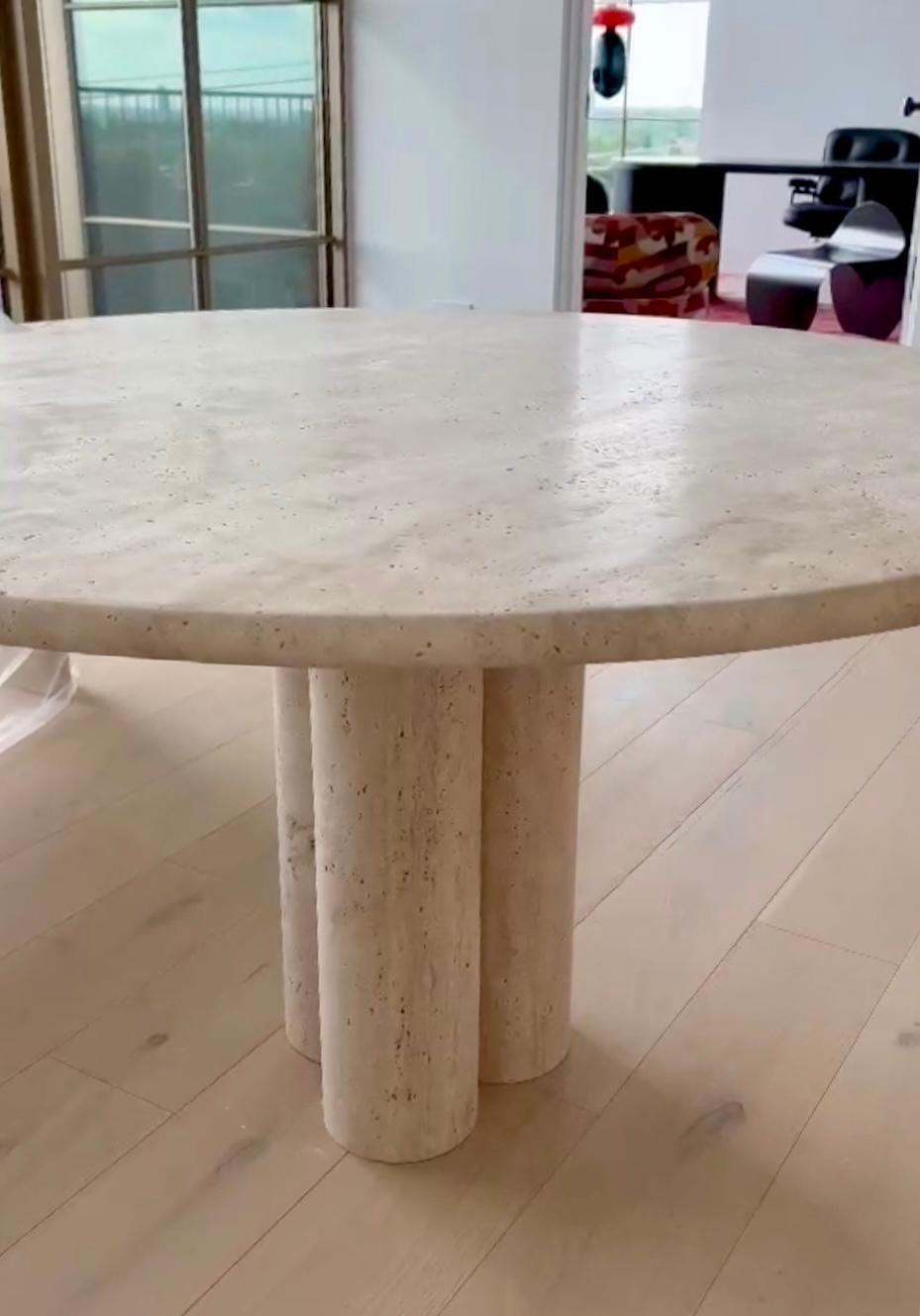 Mid-Century Modern Table de salle à manger ronde en travertin crème, dans le style de Mario Bellini, 1970 en vente