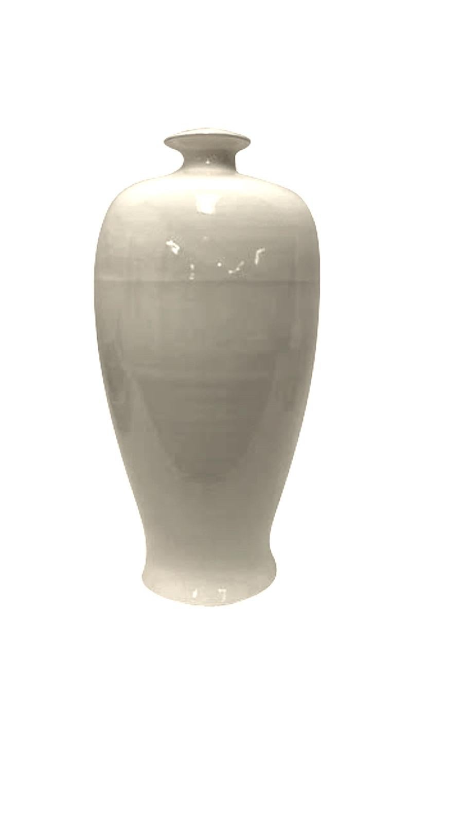 Cream Tulip Shaped Spout Ceramic Vase, China, Contemporary In New Condition For Sale In New York, NY