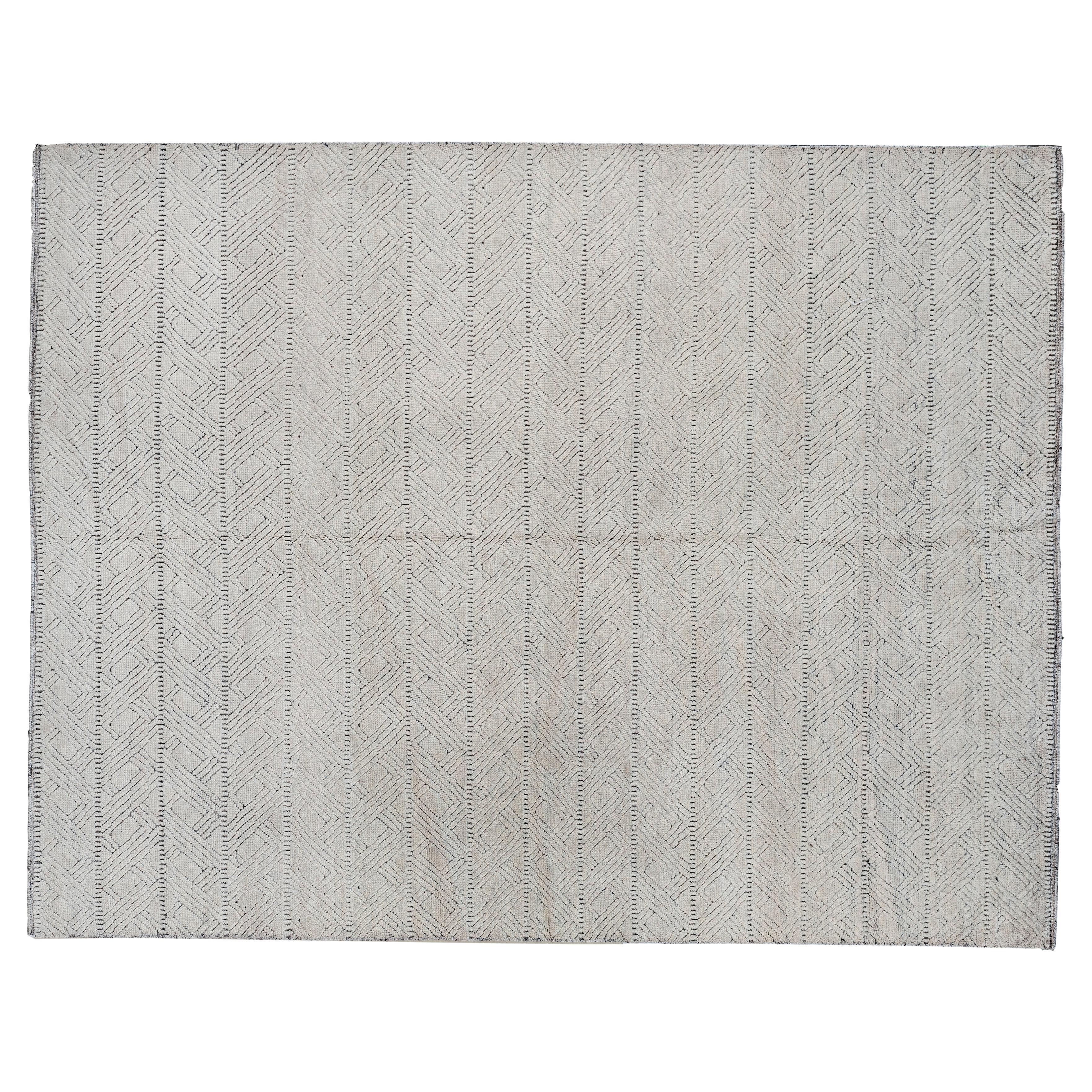 Questo tappeto oversize color crema con disegno marocchino è stato realizzato a mano e annodato a mano in India e fa parte della nostra ultima collezione di disegni marocchini. Il suo disegno complesso ma semplice all-over lo rende facile da