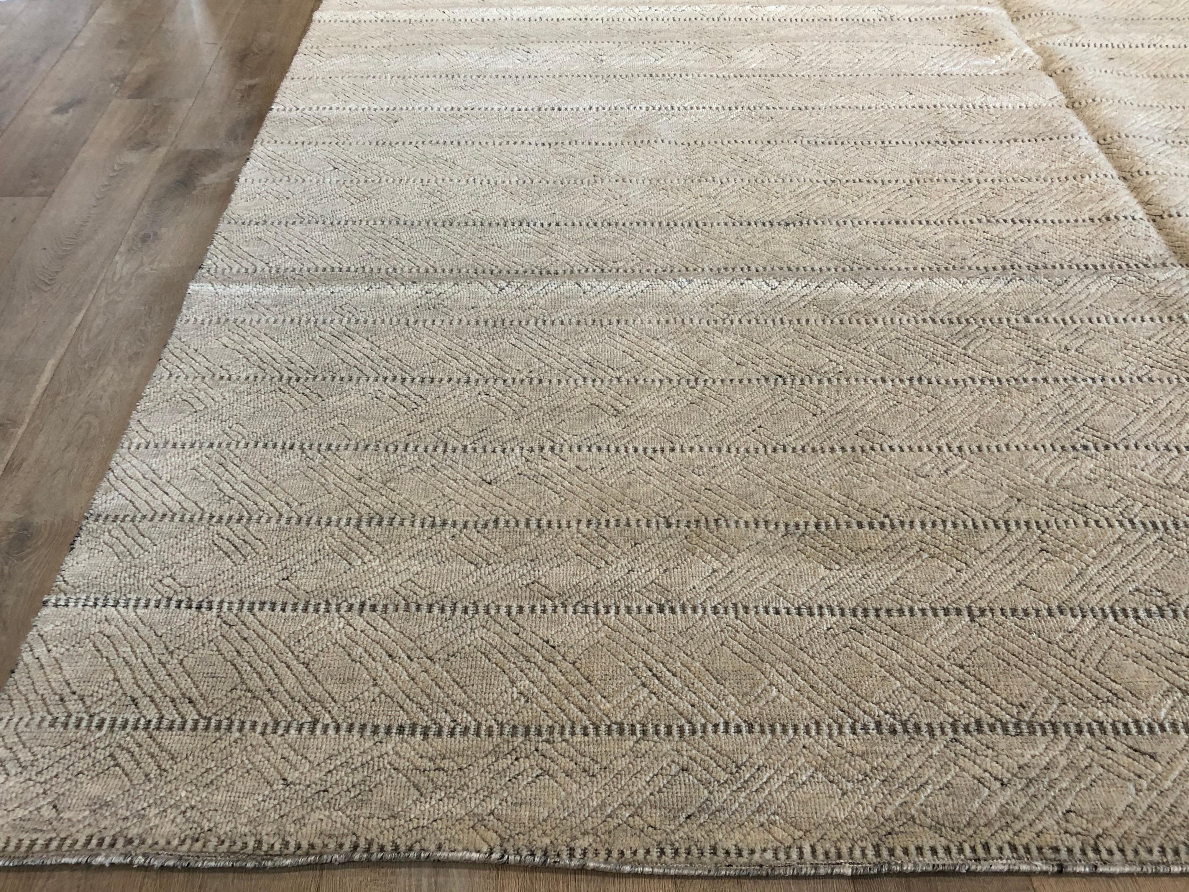 Tappeto d'area con design marocchino Cream Twist In condizioni Nuovo in vendita a West Hollywood, CA