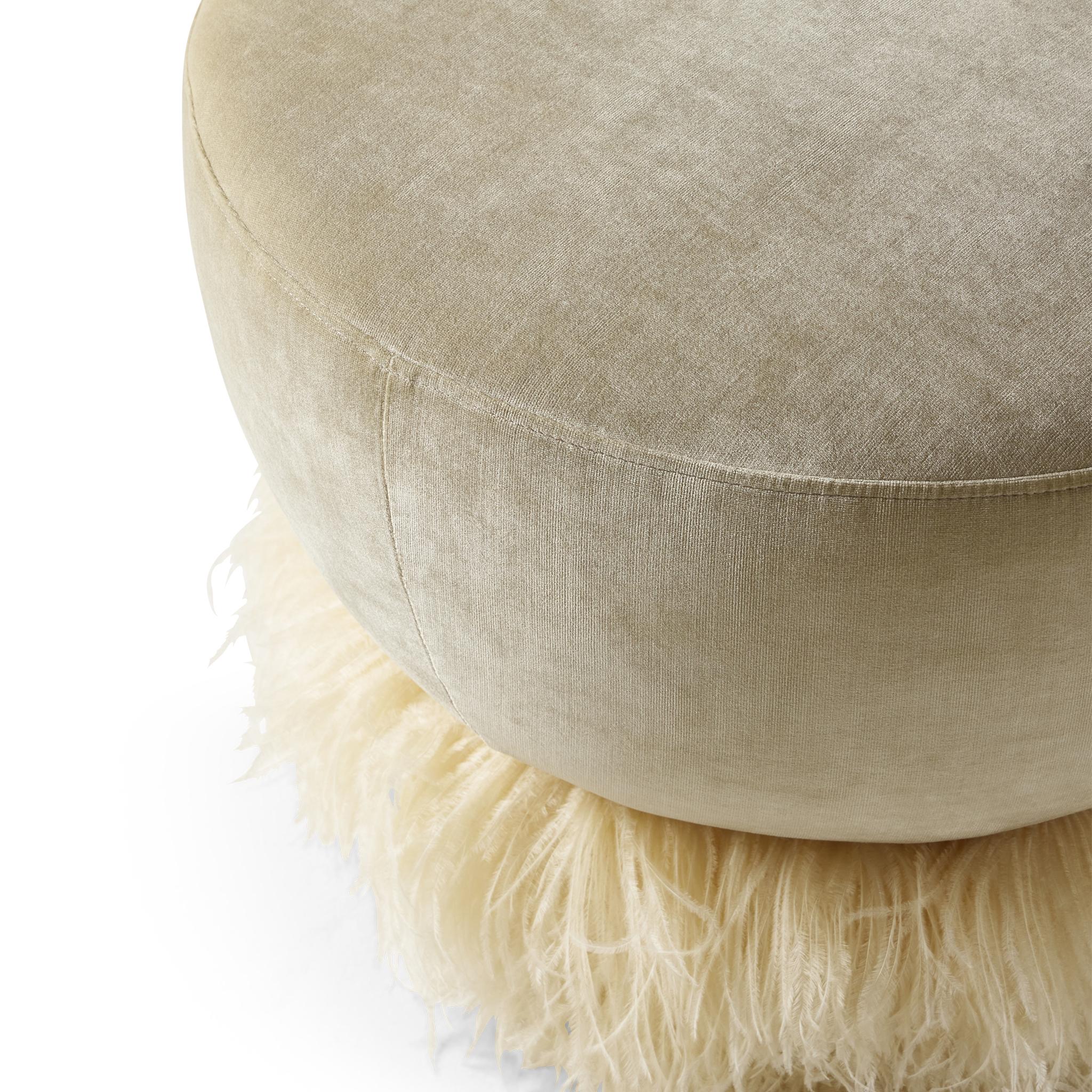 Pouf en velours crème de 600 mm de diamètre avec garniture en plumes d'autruche par Egg Designs Neuf - En vente à Bothas Hill, KZN