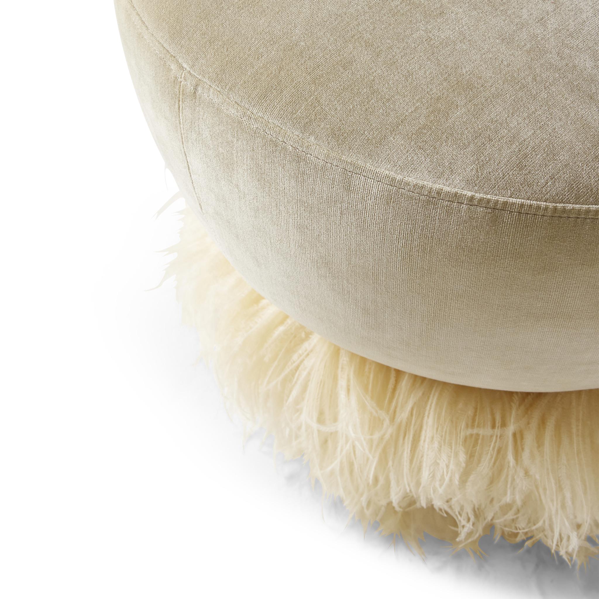 XXIe siècle et contemporain Pouf en velours crème de 600 mm de diamètre avec garniture en plumes d'autruche par Egg Designs en vente
