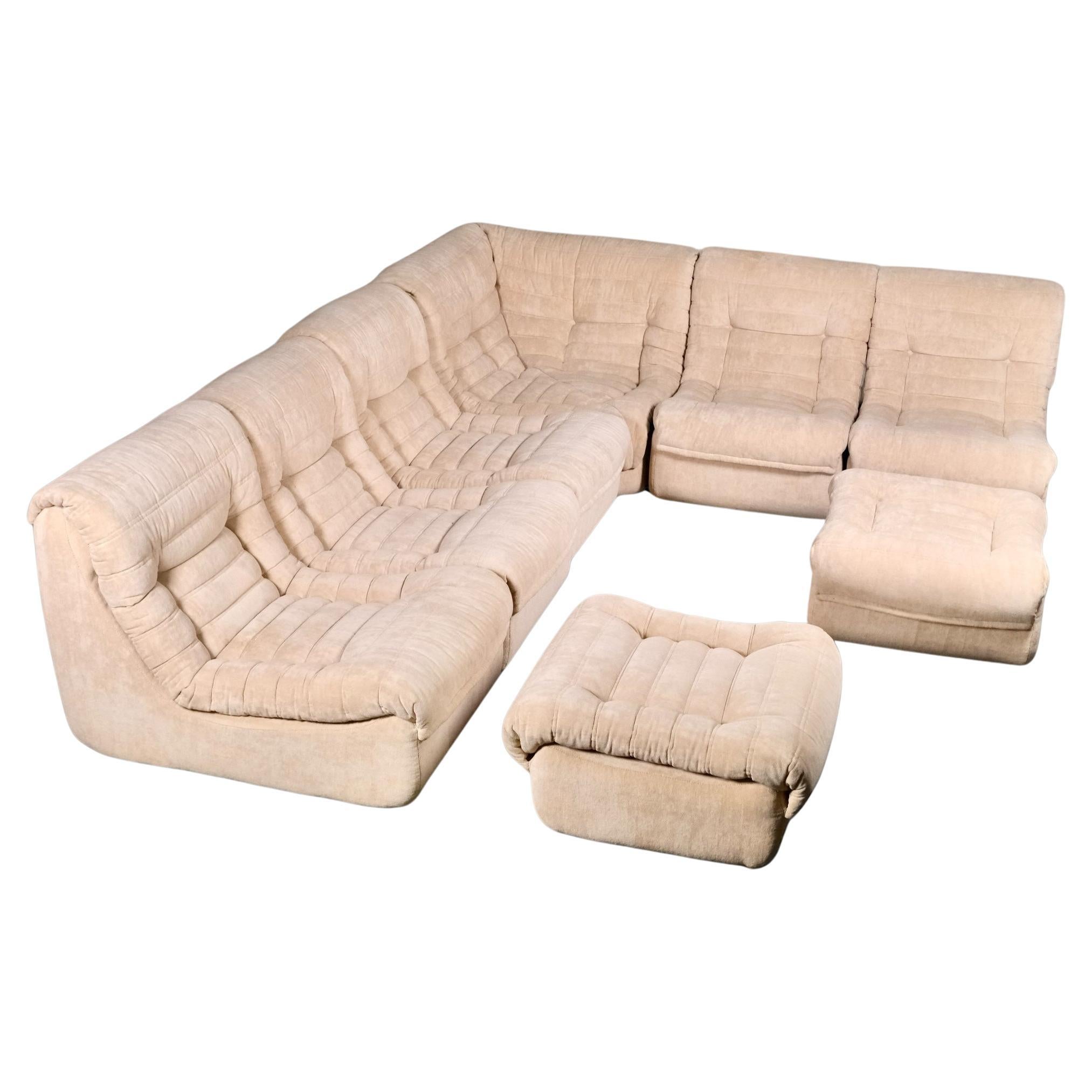 Beautiful modular living room set or sectional sofa, made in France in the 1970-80s.
Composed of 5 armchairs, 1 angle and 2 ottomans in cream velvet.
In the style of Michel Ducaroy's Togo.
Very good condition overall, few light micro-stains, one