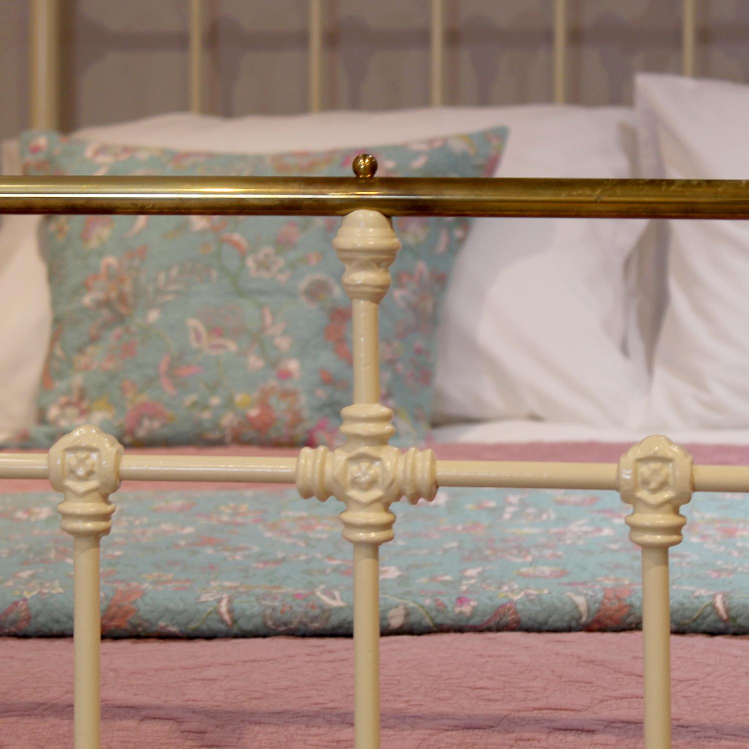Cream Victorian Antique Bed with Straight Brass Tops Rails MK315 In Good Condition In Wrexham, GB