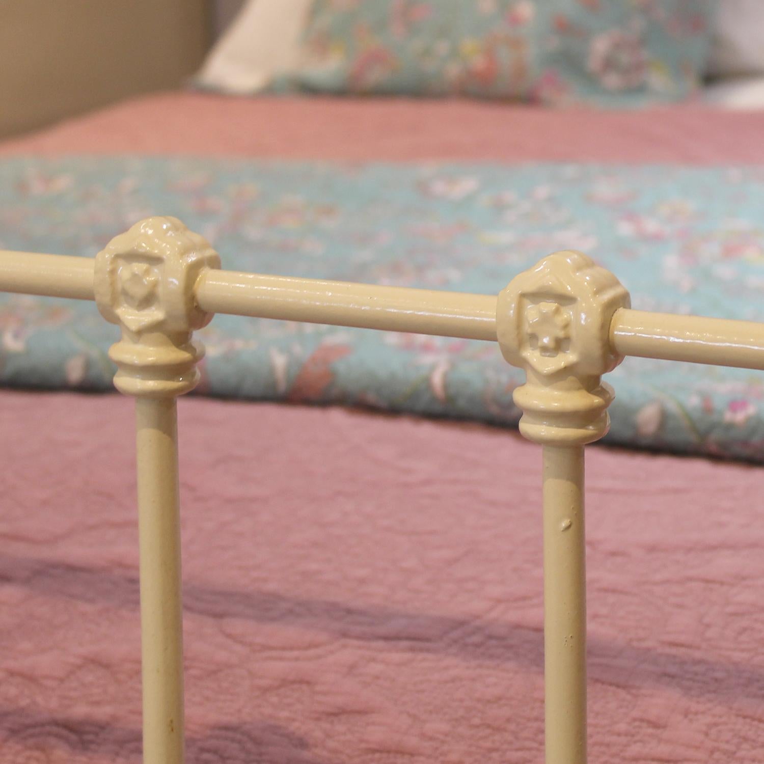 Cream Victorian Antique Bed with Straight Brass Tops Rails MK315 1