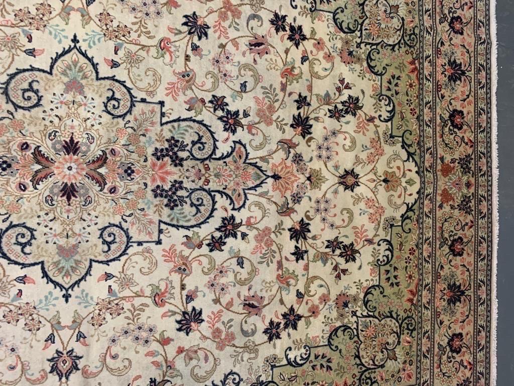 Hand-Knotted Cream Vintage Rug, Indian Kashan Design Floral Carpet for Home Decor For Sale