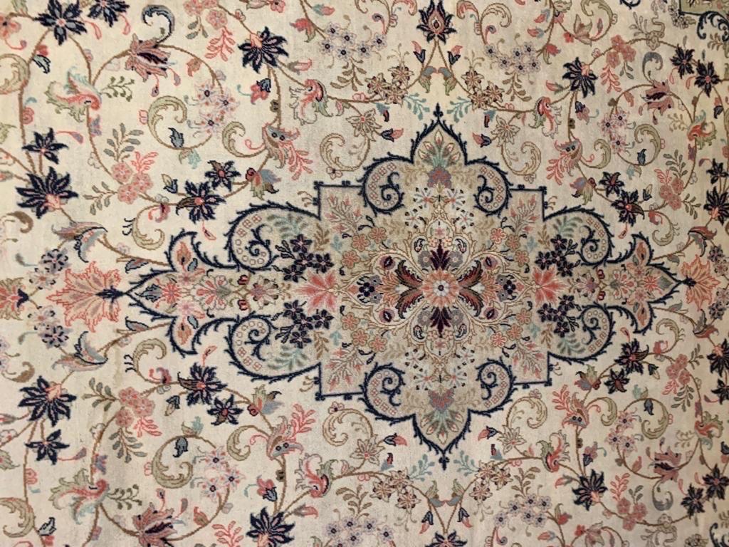 Cream Vintage Rug, Indian Kashan Design Floral Carpet for Home Decor In Excellent Condition For Sale In Hampshire, GB