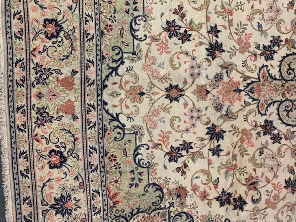 Contemporary Cream Vintage Rug, Indian Kashan Design Floral Carpet for Home Decor For Sale