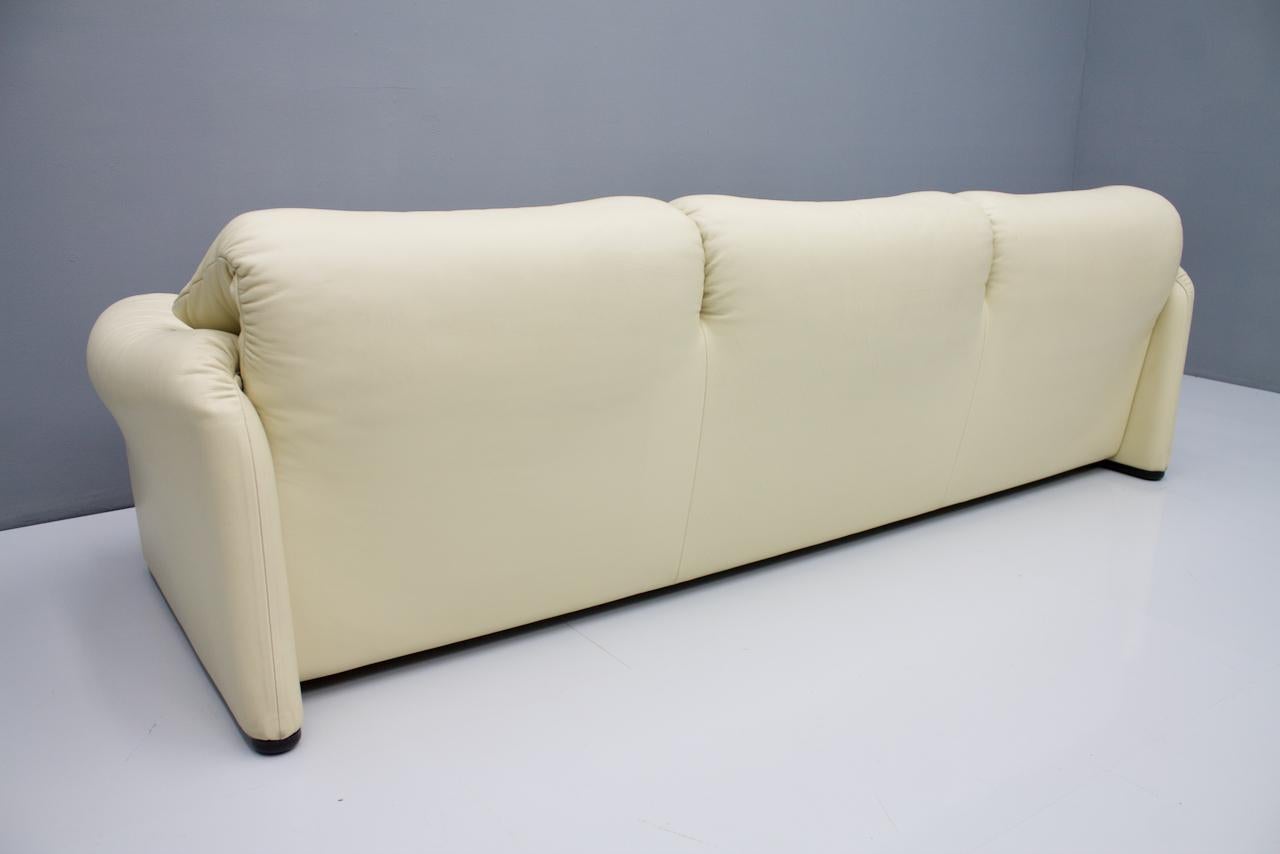 Cream White 3-Seat Leather Sofa Maralunga by Vico Magistretti, 1973, Cassina For Sale 4