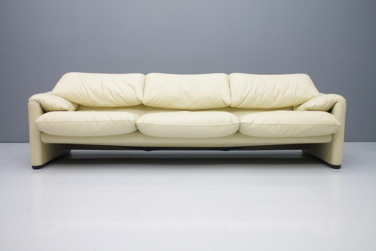 Very comfortable cream white 3-seat leather sofa 'Maralunga' by Vico Magistretti 1973. Made by Cassina, Italy.
Very good condition.
  