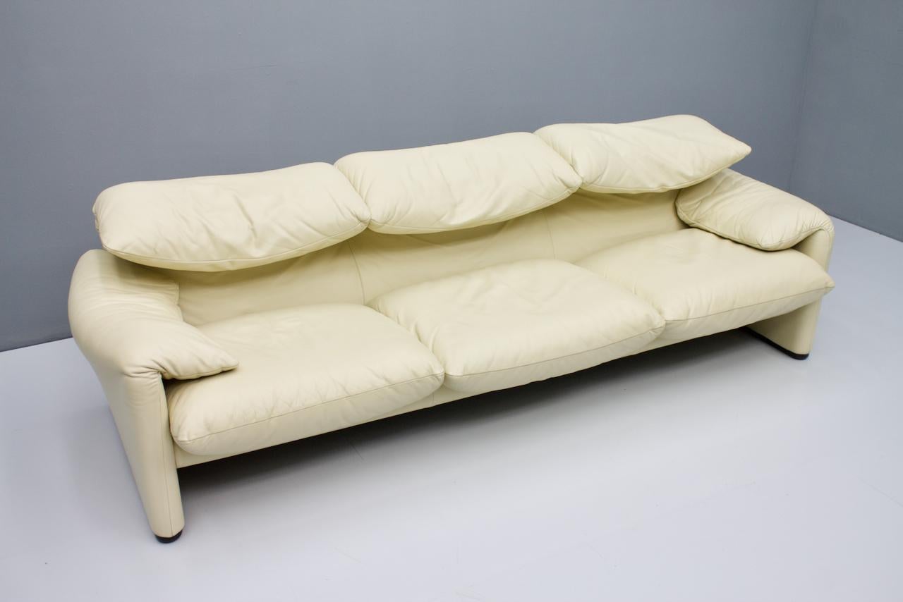 Cream White 3-Seat Leather Sofa Maralunga by Vico Magistretti, 1973, Cassina In Good Condition For Sale In Frankfurt / Dreieich, DE