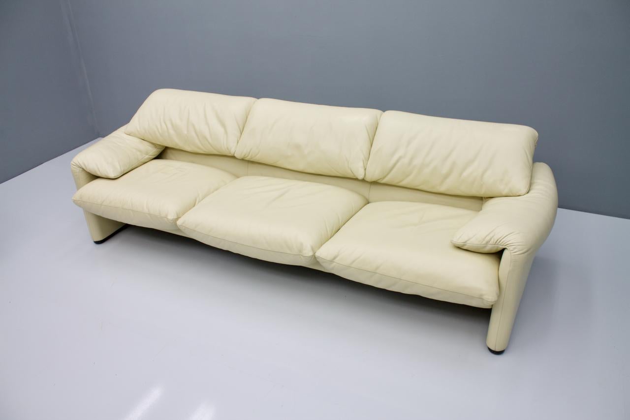 Cream White 3-Seat Leather Sofa Maralunga by Vico Magistretti, 1973, Cassina For Sale 1