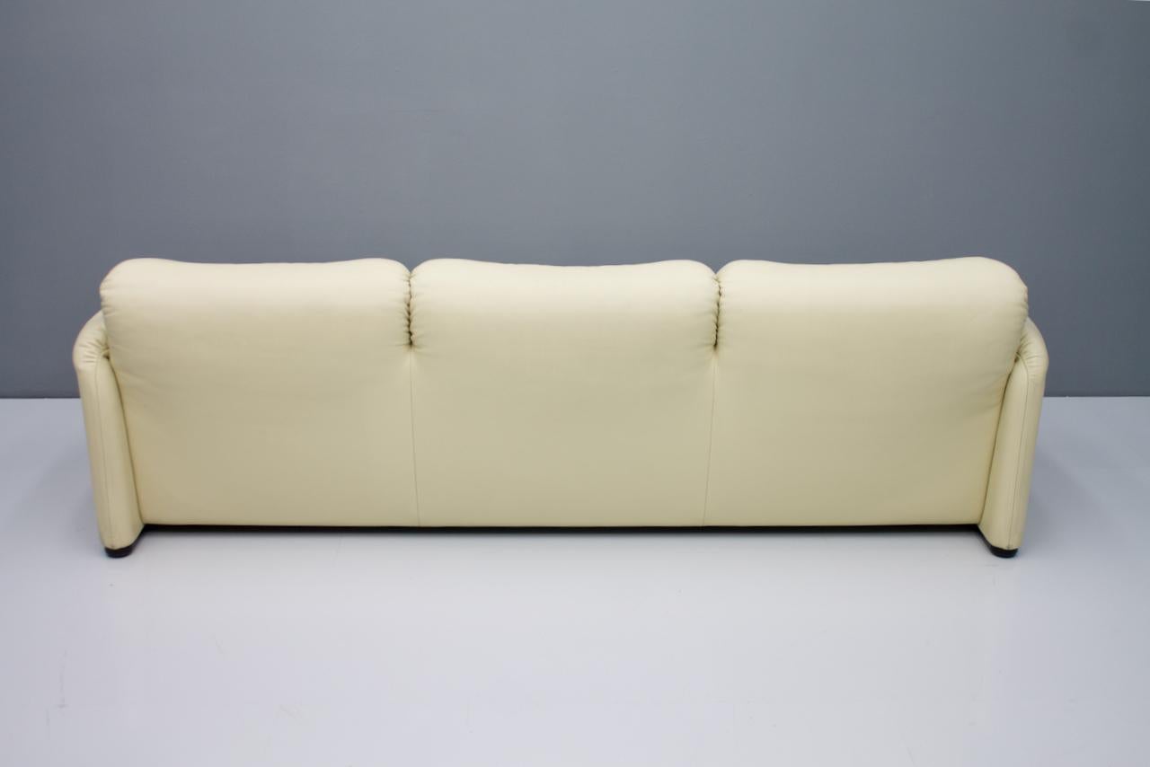 Cream White 3-Seat Leather Sofa Maralunga by Vico Magistretti, 1973, Cassina For Sale 2