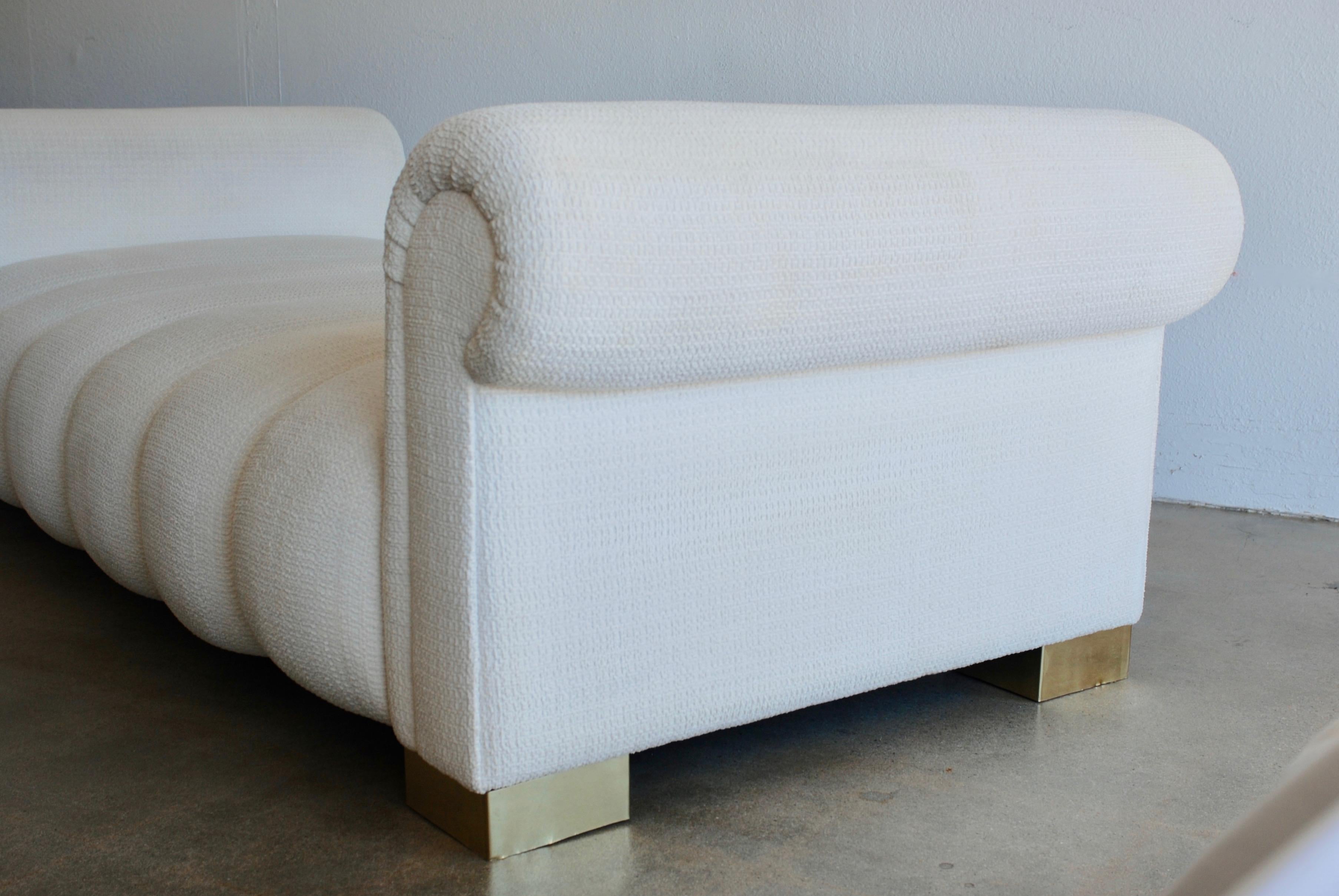 Cream White and Brass Steve Chase Style Channel Tufted Daybed (Ende des 20. Jahrhunderts)