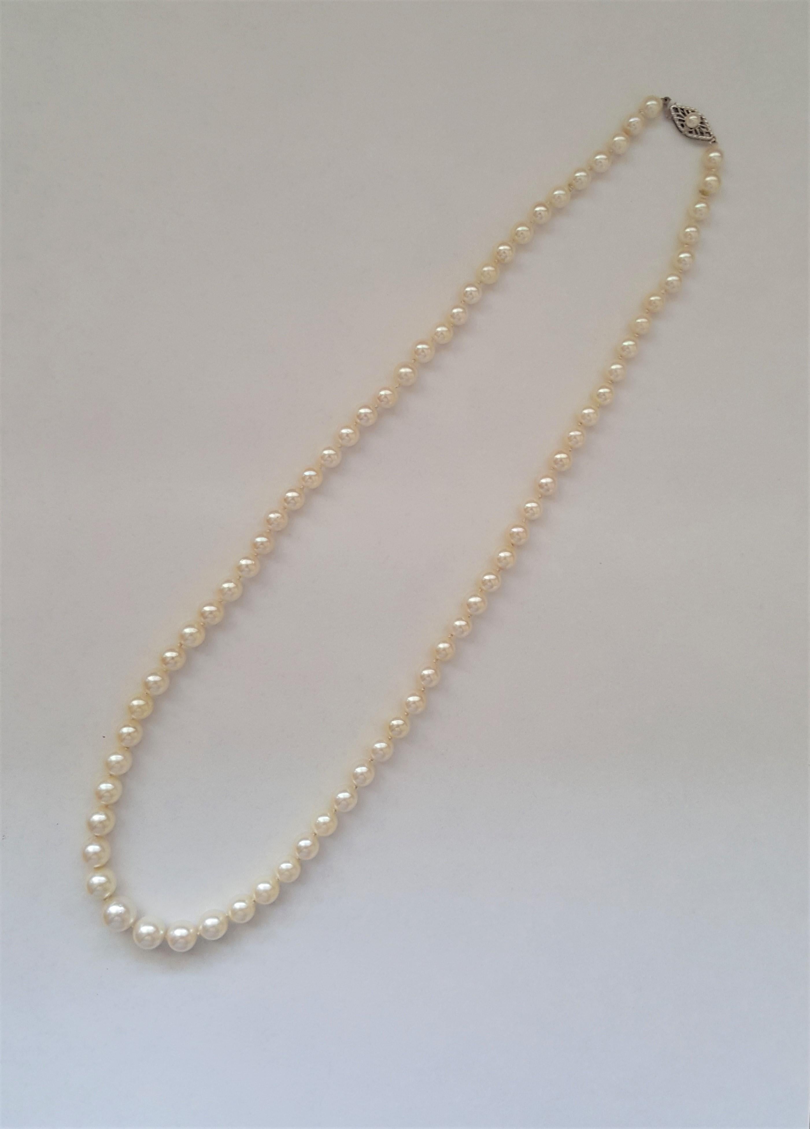 Un magnifique collier de 20 pouces de perles blanc crème de qualité AA dont la taille varie de 4,5 mm à 8,5 mm. Les perles sont en très bon état, avec une nacre propre et un lustre riche. Le collier est fixé par un fermoir en or blanc de 14 carats