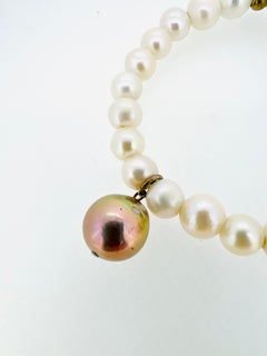 Cream White Freshwater pearl bracelet with dangling lustrous pink baroque pearl