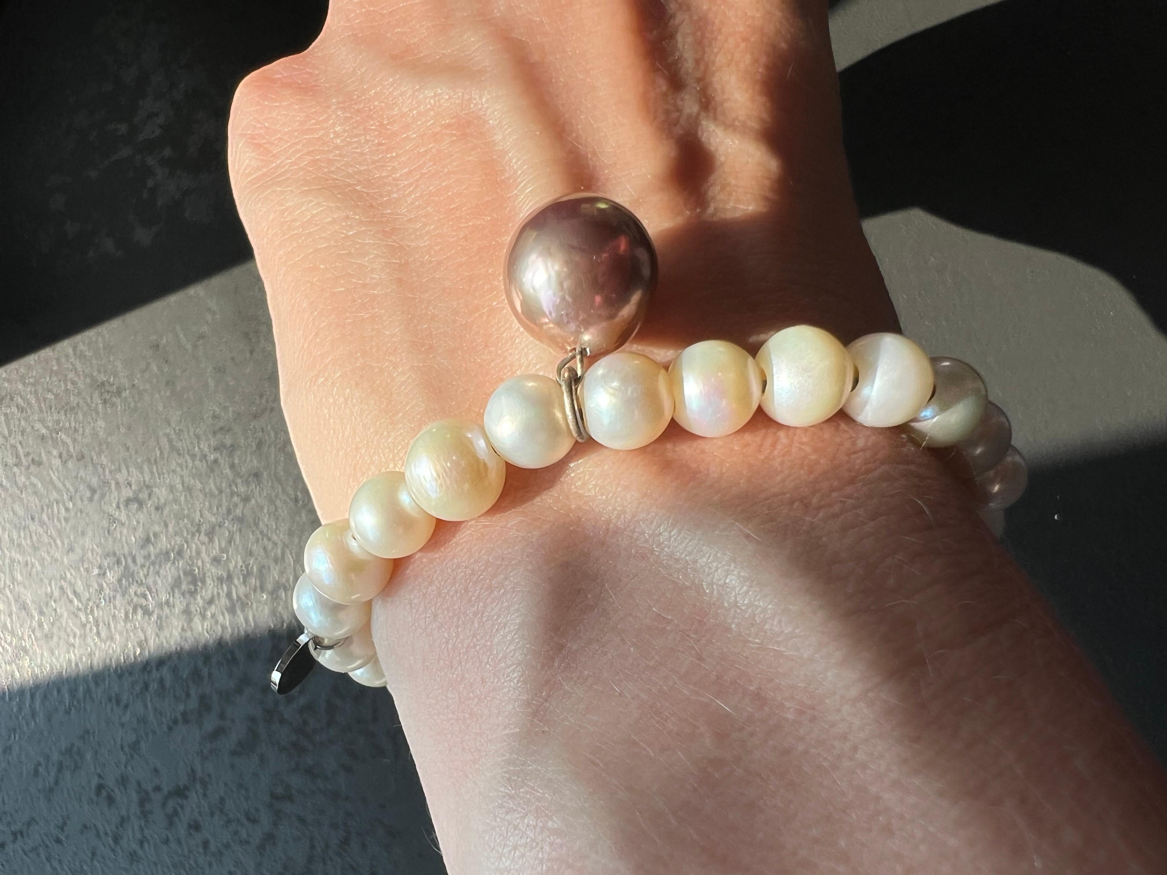 Cream White Freshwater pearl bracelet with dangling lustrous pink baroque pearl In New Condition For Sale In Boostedt, SH