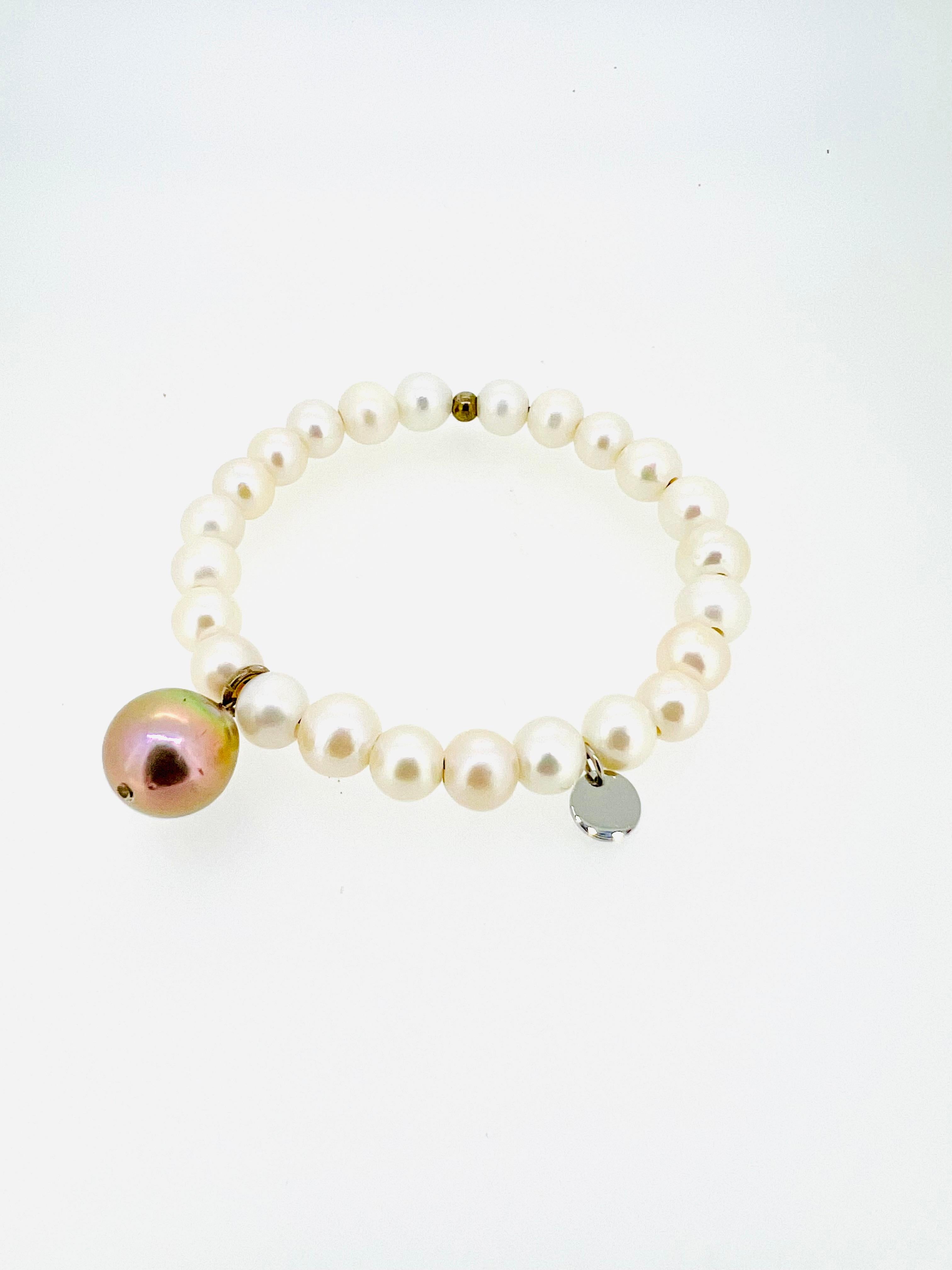 Women's Cream White Freshwater pearl bracelet with dangling lustrous pink baroque pearl For Sale