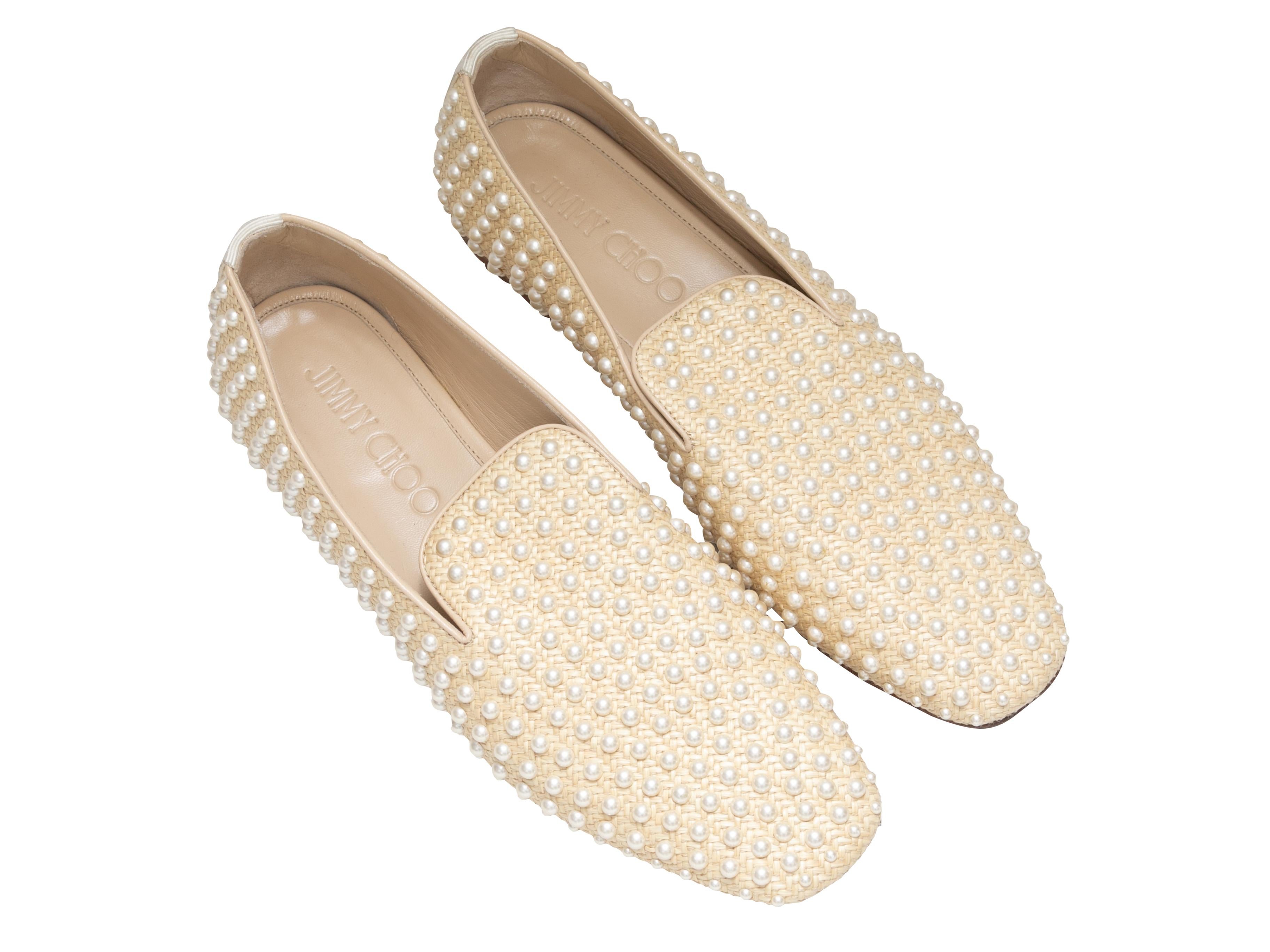 Mocasines de paja tejida color crema y perlas de imitación blancas de Jimmy Choo. Tacones apilados. Altura de tacón de 0,5