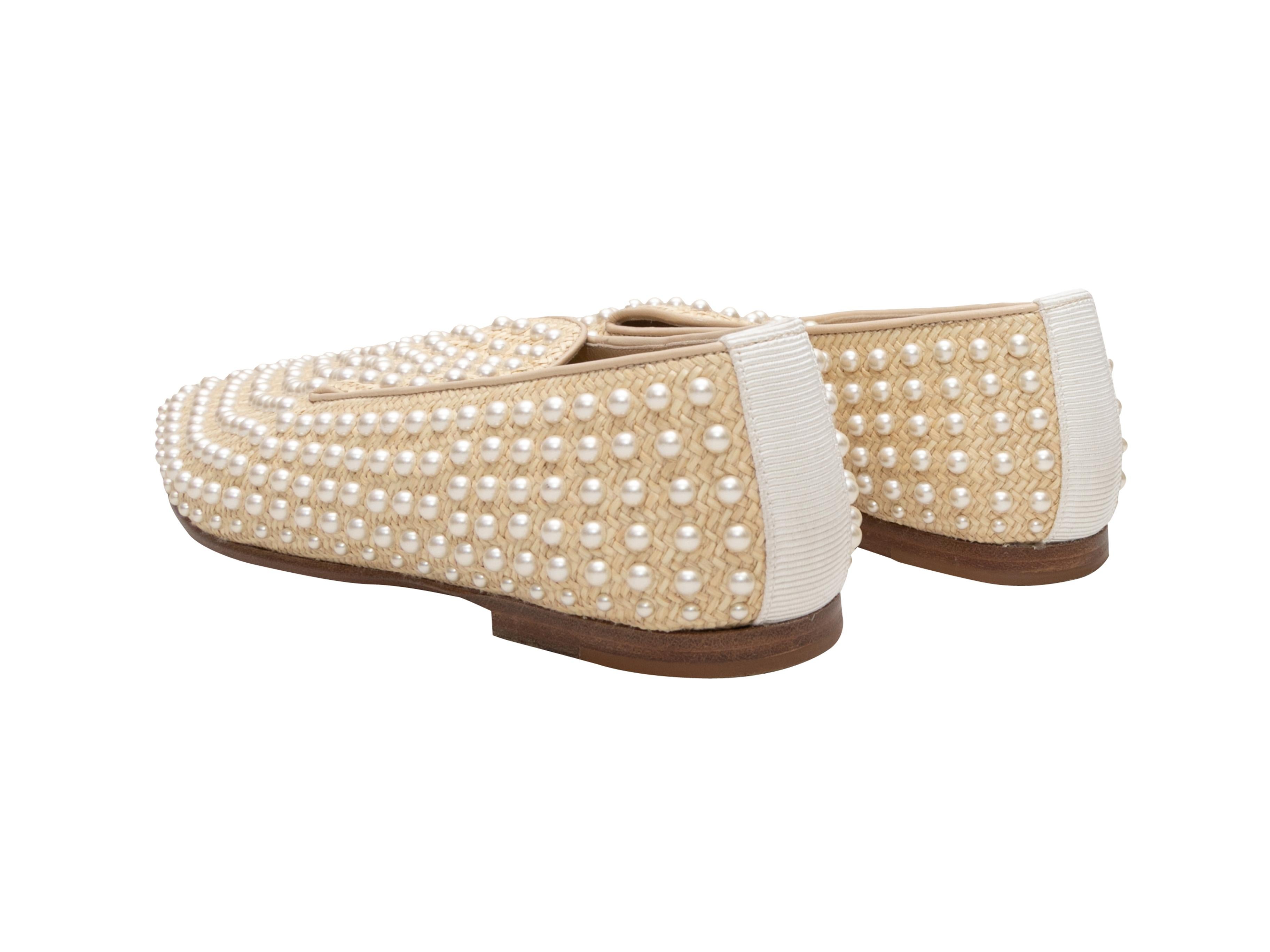 Mocasines blancos y de paja con adornos de perlas de imitación Jimmy Choo talla 39.5 en Bueno Estado en New York, NY