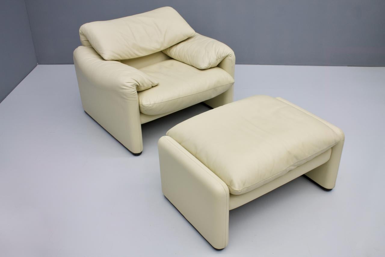 Very comfortable cream white leather lounge chair with stool 'Maralunga' by Vico Magistretti for Cassina, 1973
Very good condition
Measurements:
Lounge chair: W 100 cm (39.4 in.), D 85 cm, (33.4 in.), H 73 cm, (28.7 in.), SH 40 cm (15.7