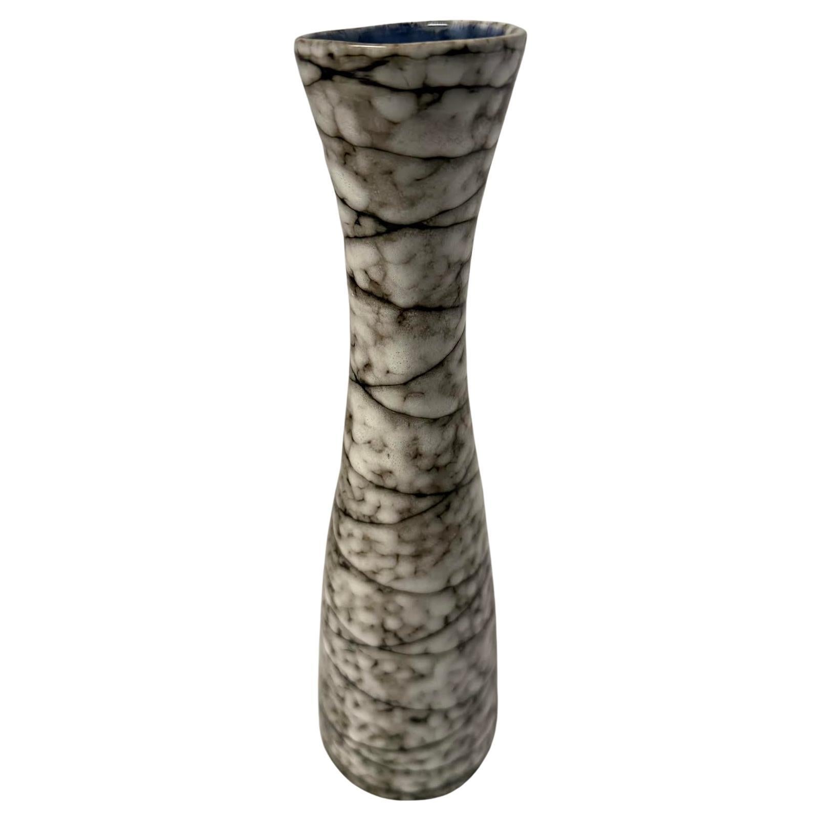 Vaso a forma sottile di design brutalista color crema e marrone, Ungheria, anni '40