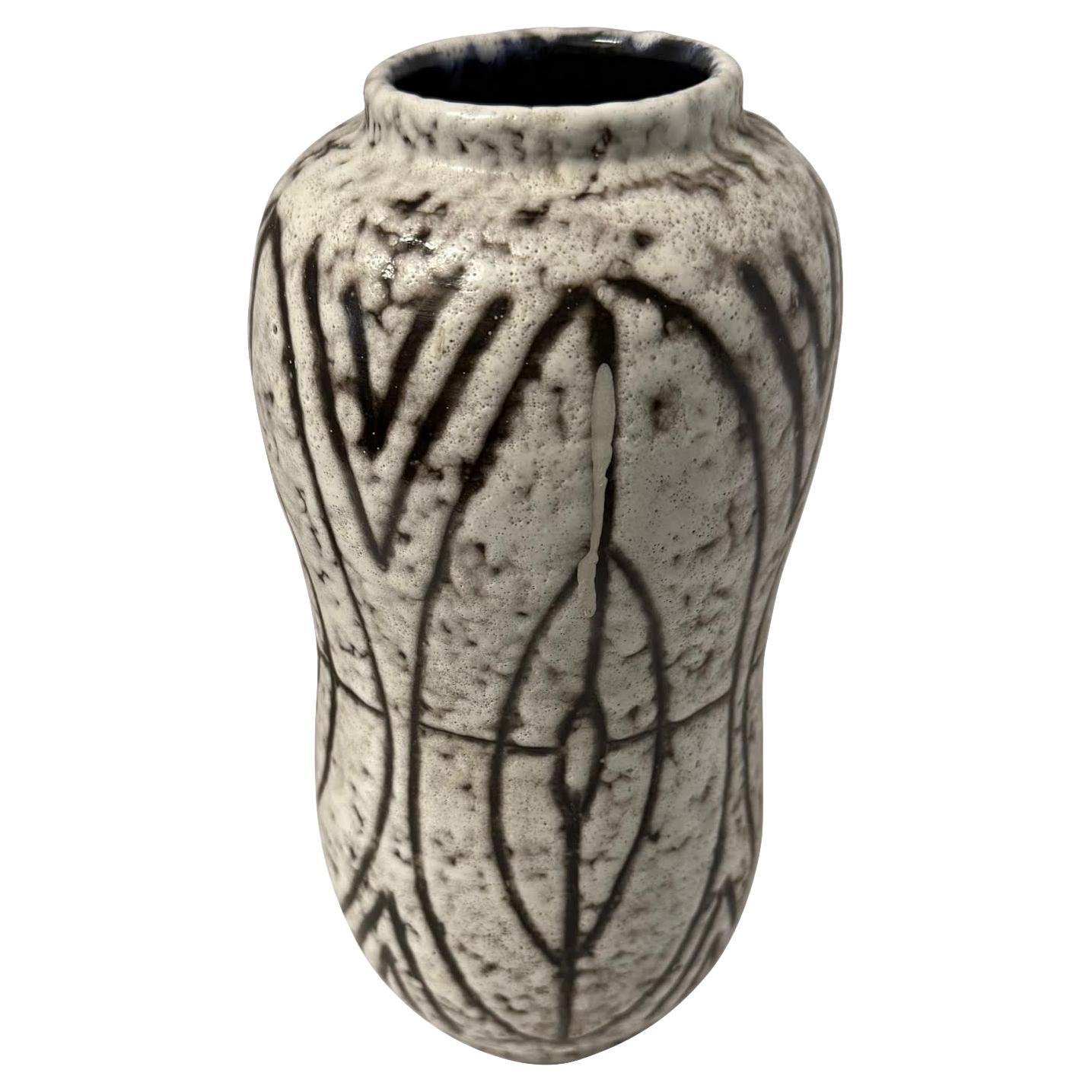 Vaso brutalista crema con disegno geometrico marrone, Ungheria, anni '40