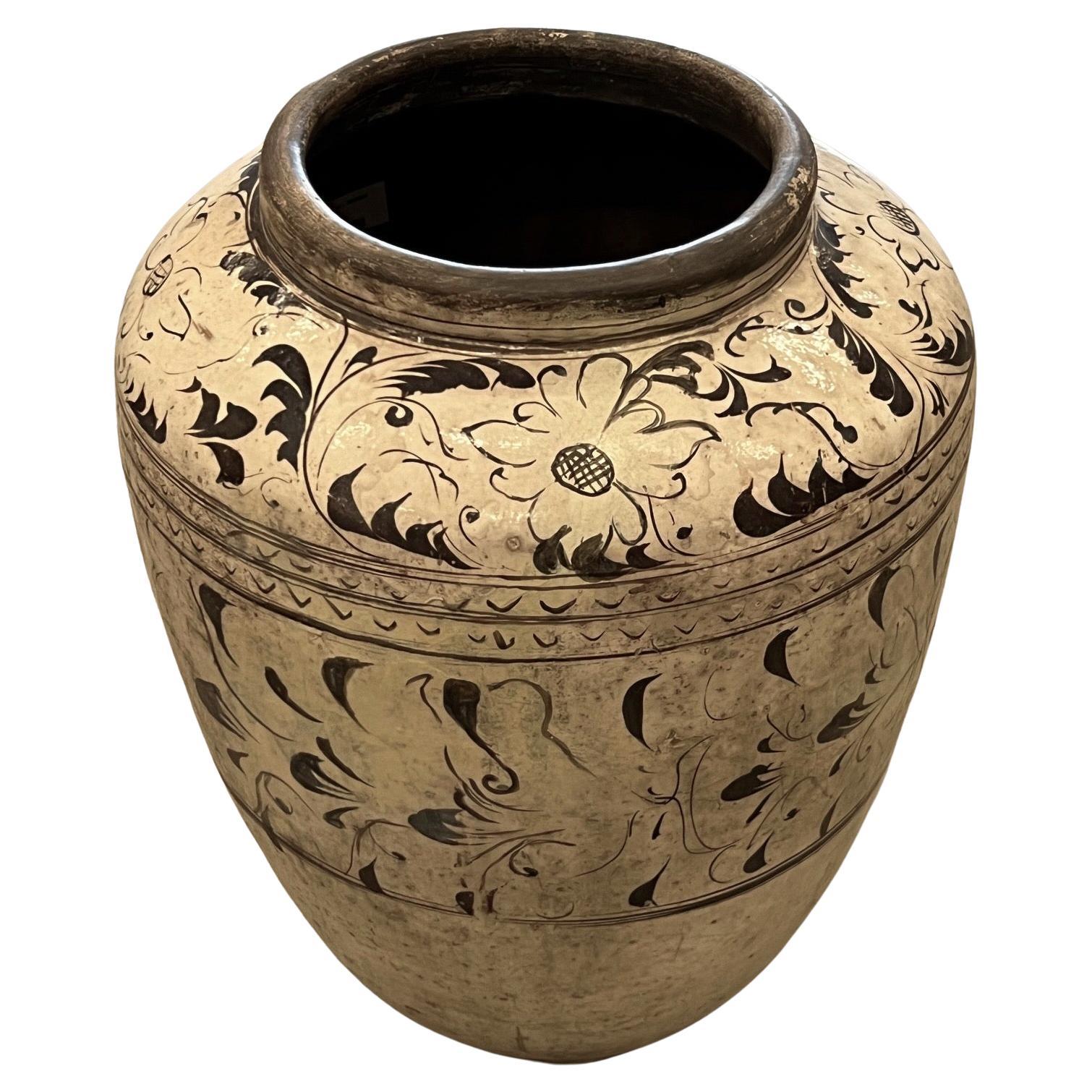 Grand vase chinois du 19e siècle en terre cuite à fond crème et brun foncé.
peinture à la main décorative de fleurs.
Large ouverture de la bouche.
D'une collection de trois pièces.