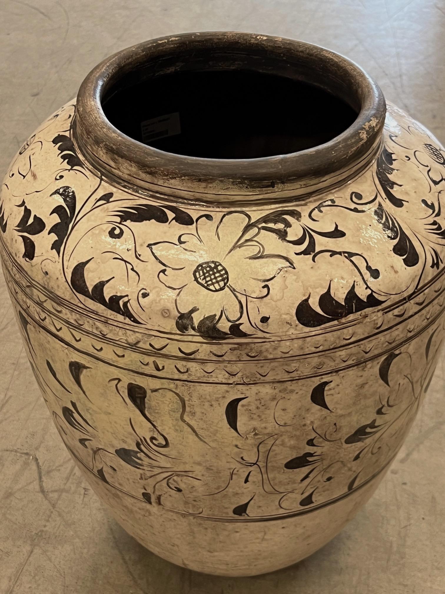 Chinois Grand vase à décor peint à la main en crème et brun foncé, Chine, XIXe siècle en vente