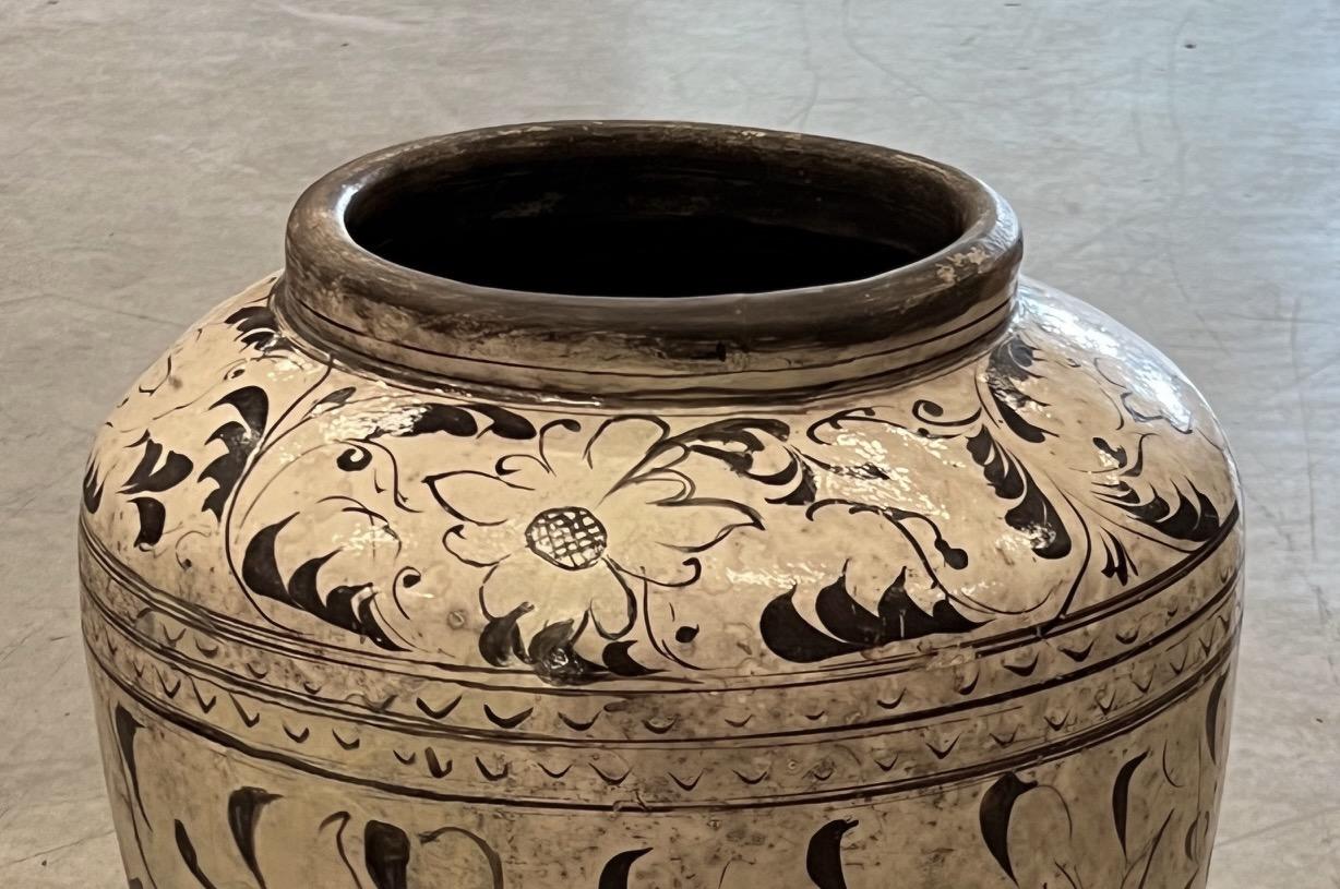 Grand vase à décor peint à la main en crème et brun foncé, Chine, XIXe siècle Bon état - En vente à New York, NY