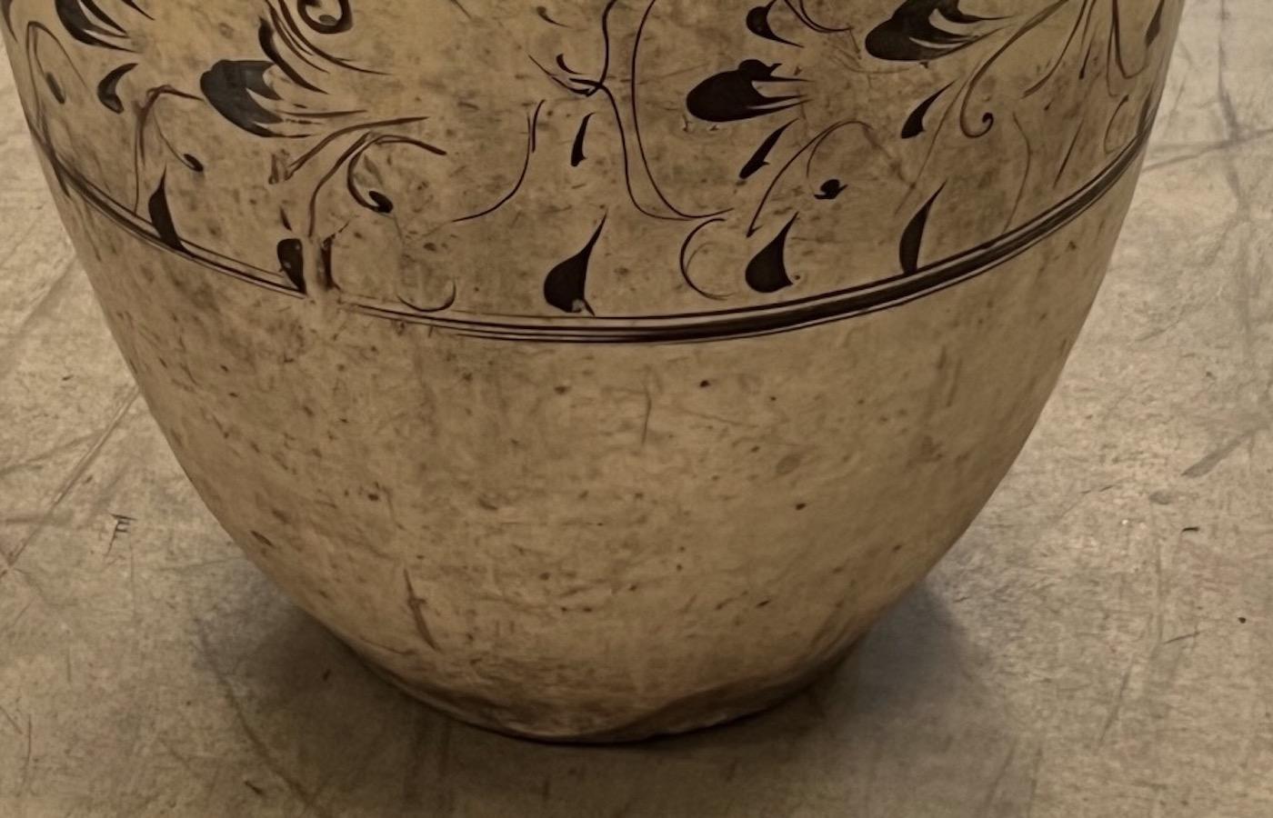 Terre cuite Grand vase à décor peint à la main en crème et brun foncé, Chine, XIXe siècle en vente