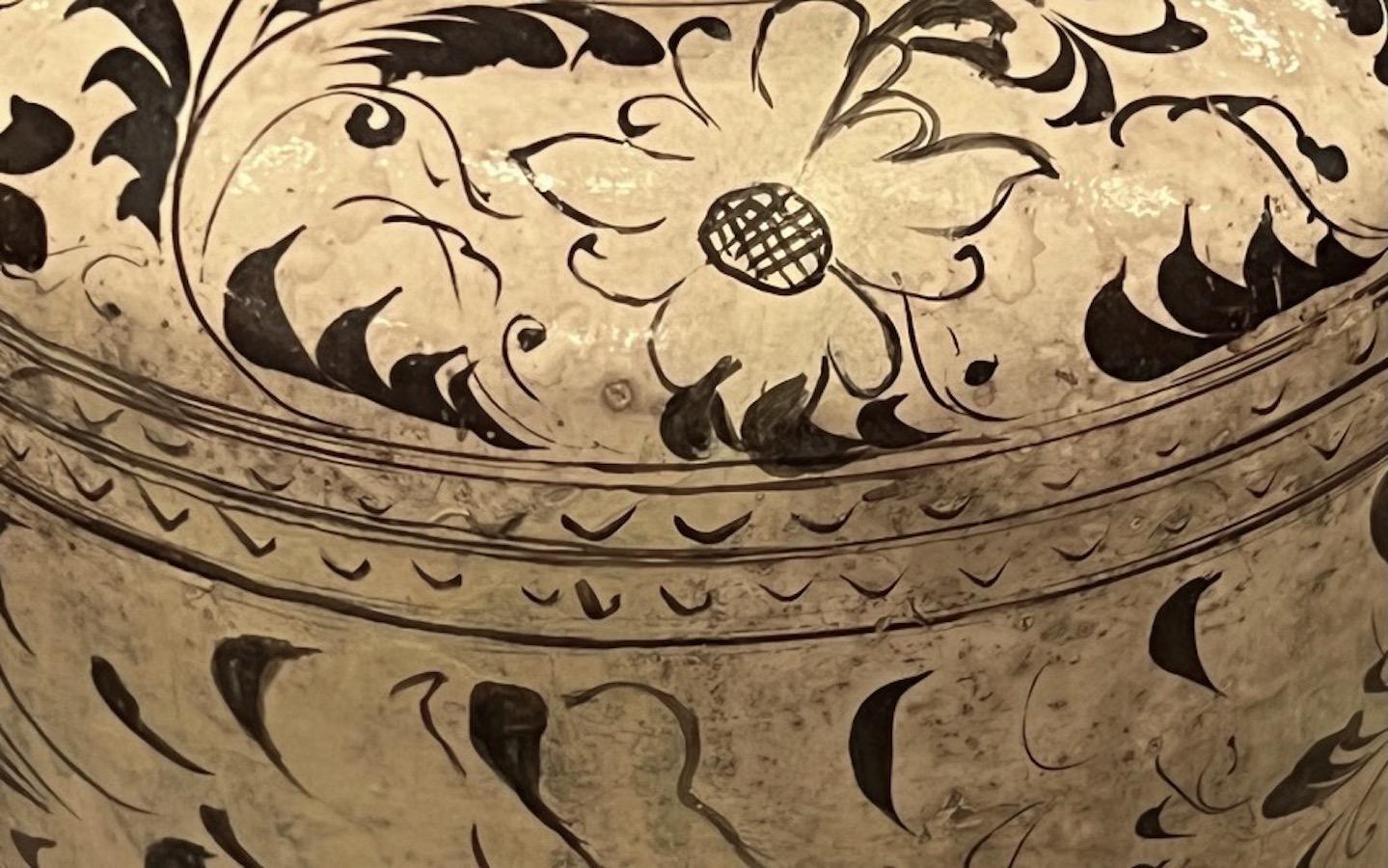 Grand vase à décor peint à la main en crème et brun foncé, Chine, XIXe siècle en vente 1