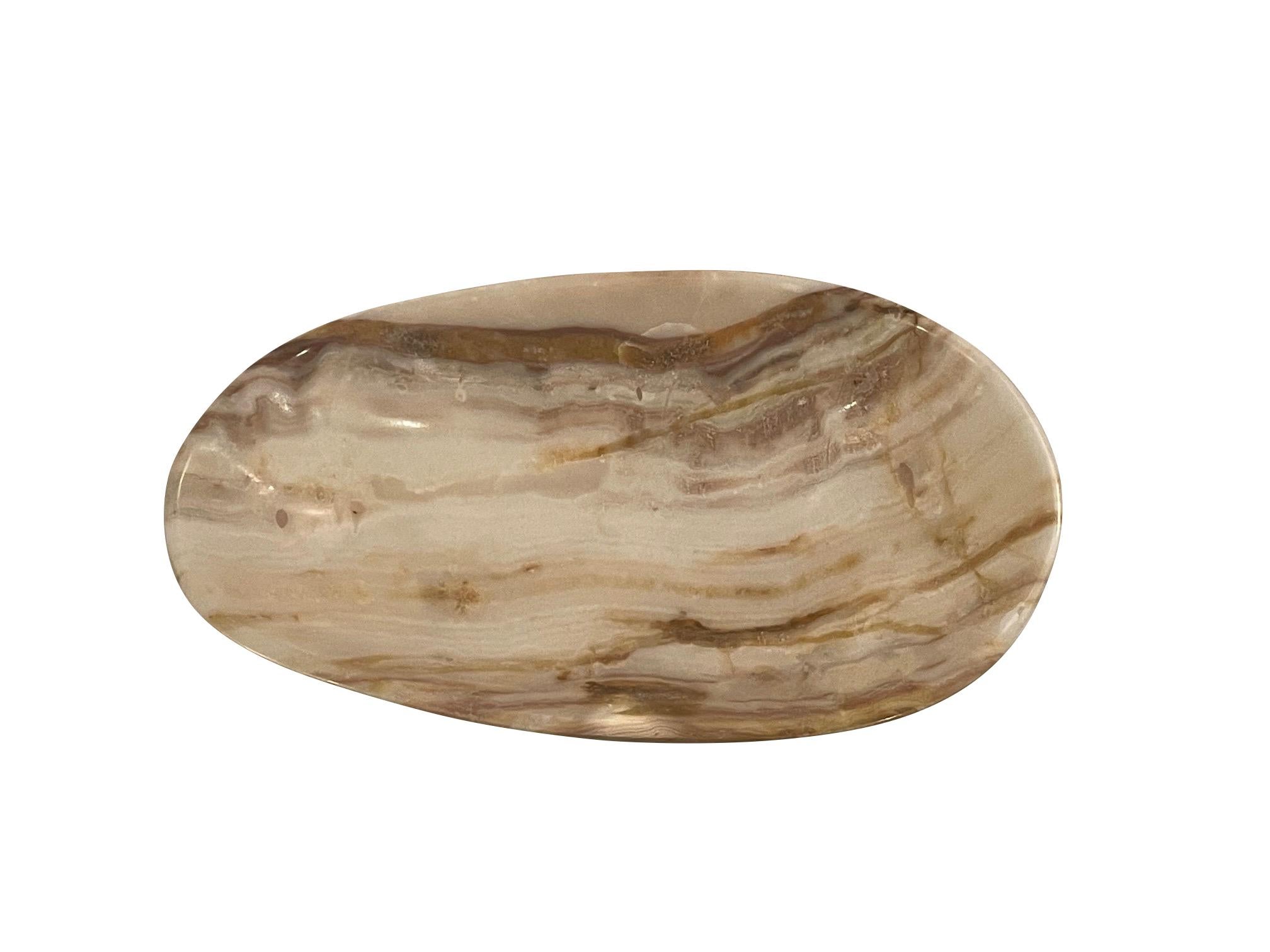 Contemporary Moroccan oval shaped onyx bowl.
Smooth and polished finish.
Horizontal stripes of cream and shades of rust.
From a large collection.