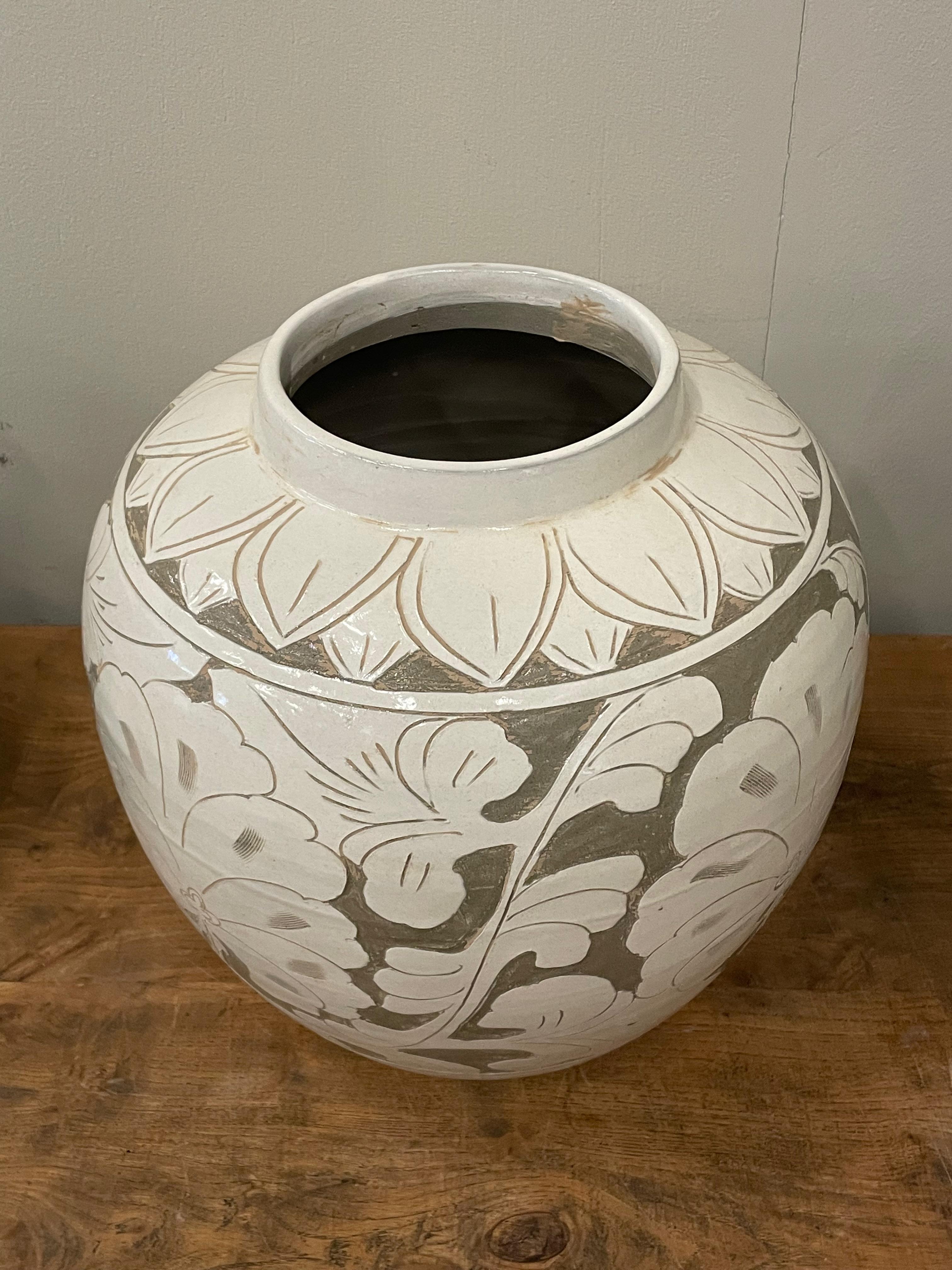 Gran olla china contemporánea en forma de relieve floral de color tostado y crema 
jarrón de cerámica.
De una gran colección.