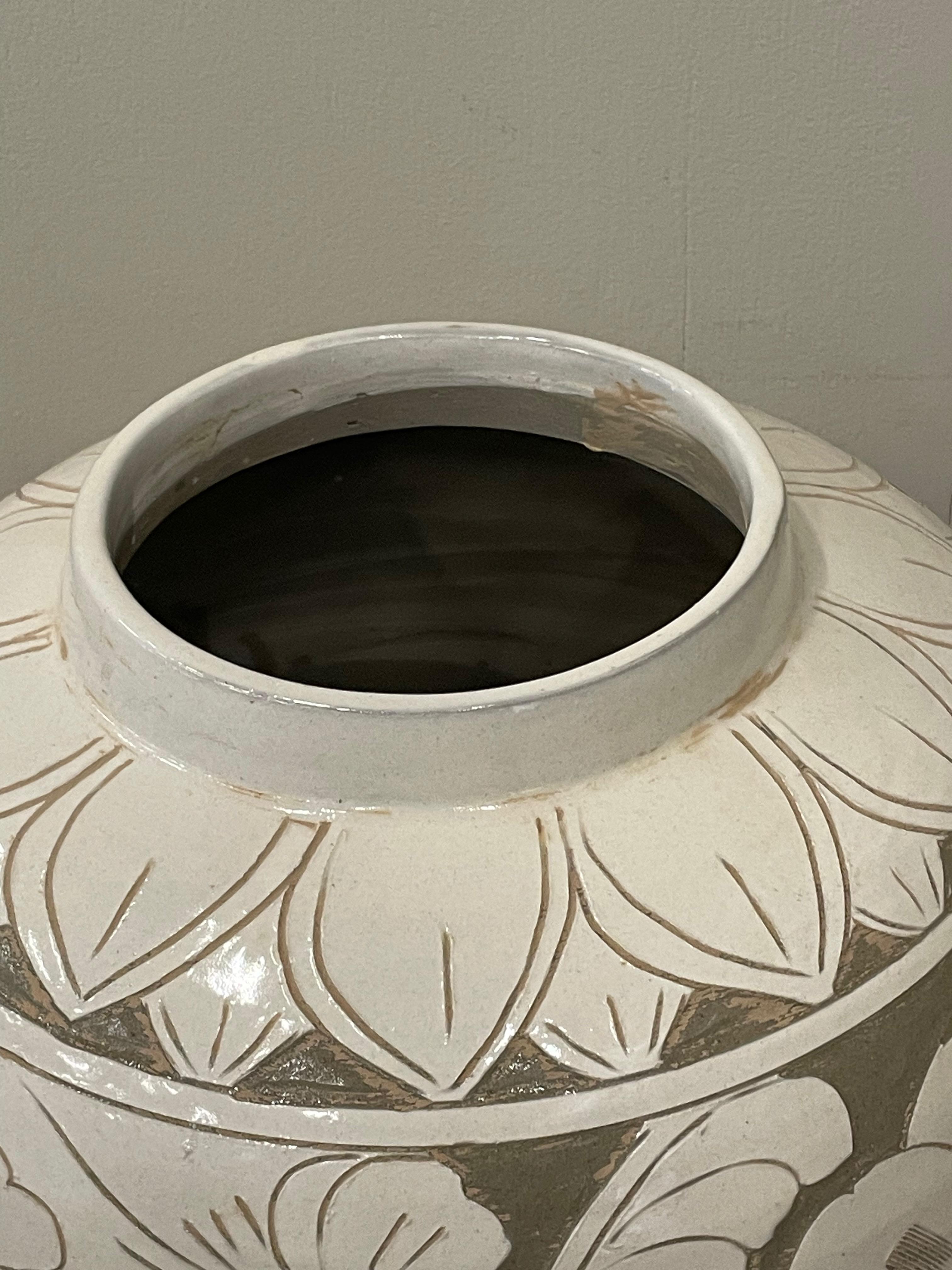 Crema con tostado Jarrón grande en forma de maceta con relieve floral, China, Contemporáneo Chino en venta