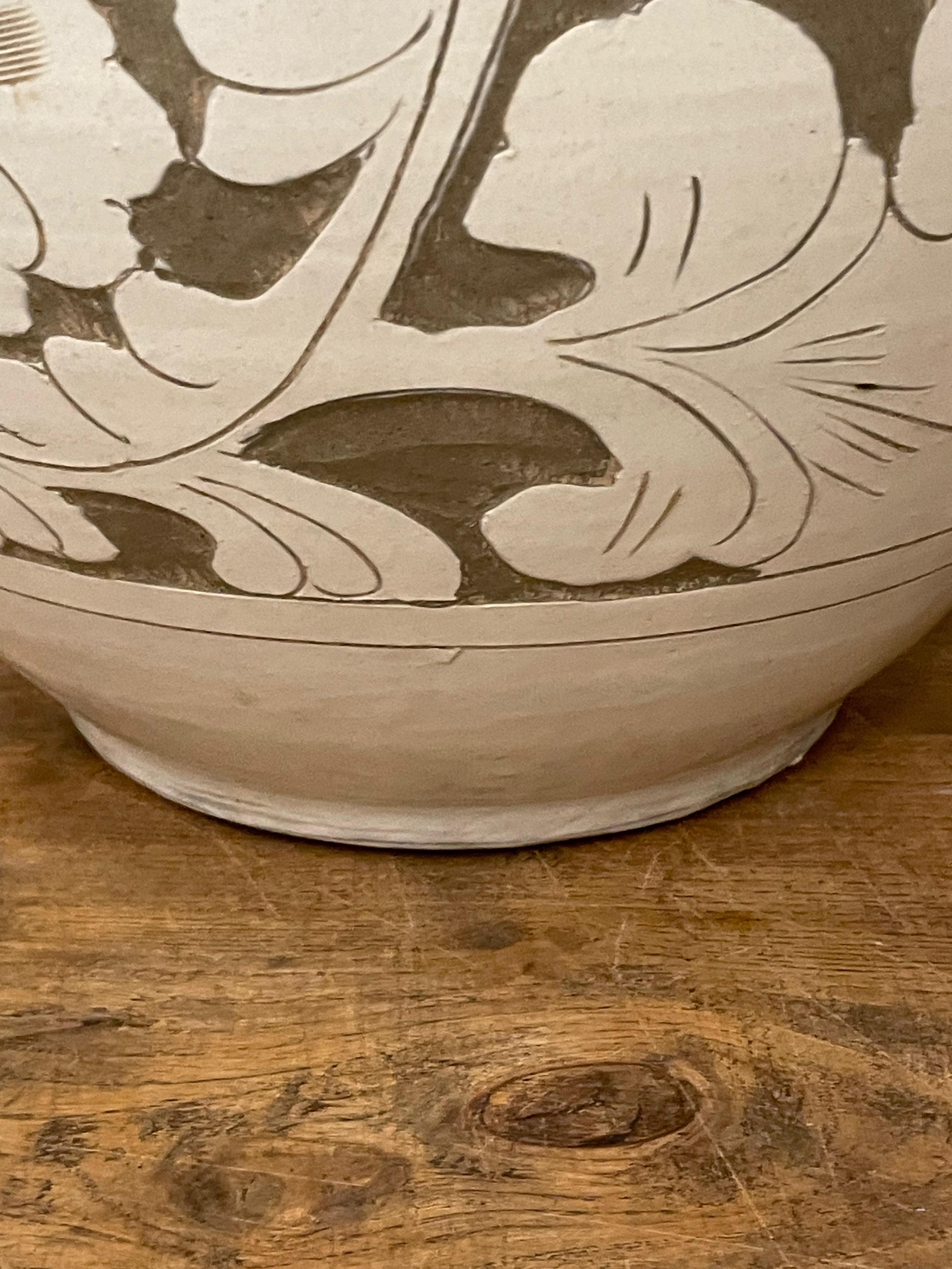 Crema con tostado Jarrón grande en forma de maceta con relieve floral, China, Contemporáneo en Nuevo estado para la venta en New York, NY